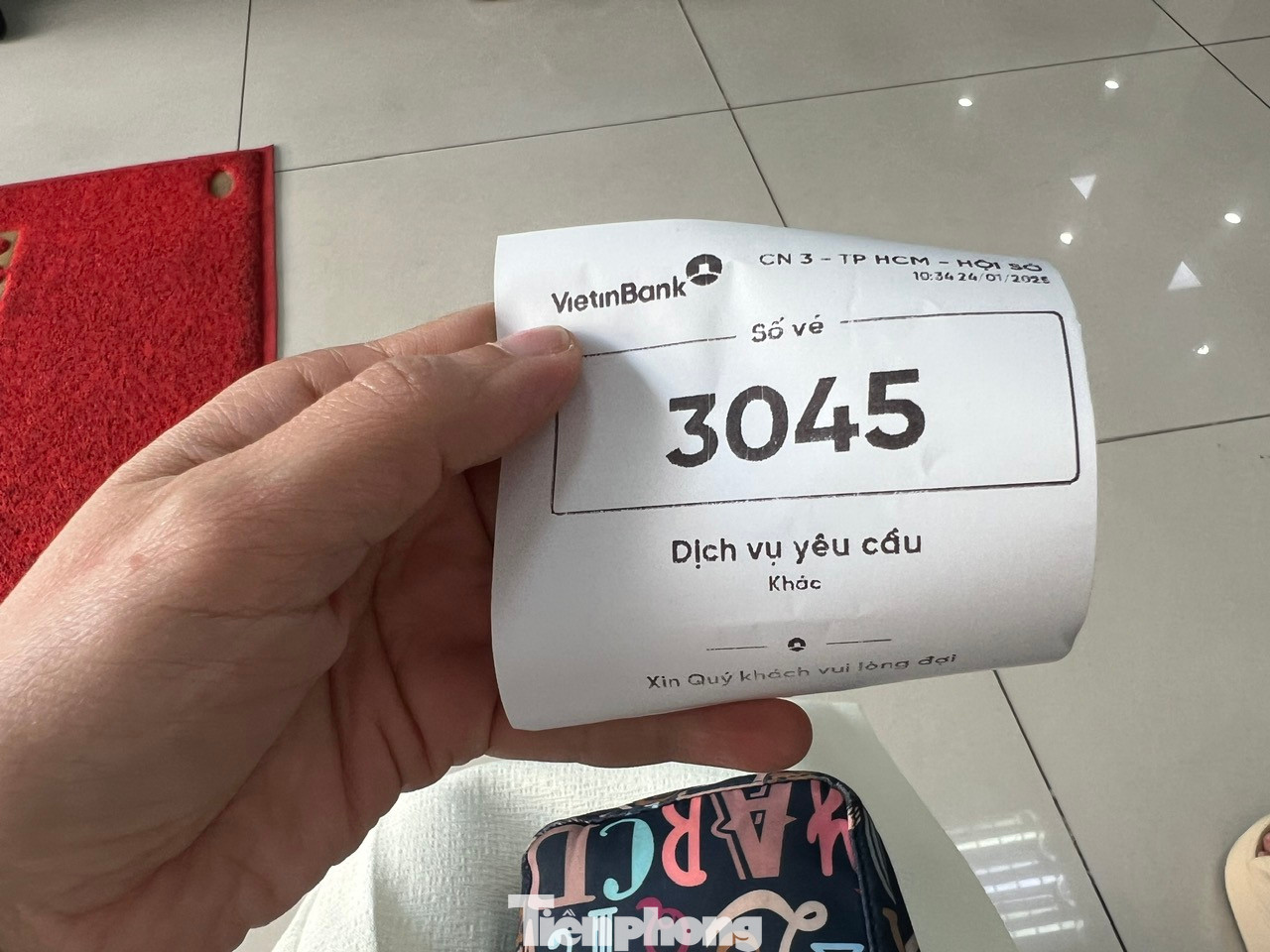 Chờ đợi khá lâu, chị Vy quyết định sẽ quay lại vào đầu giờ chiều. Nhân viên ngân hàng cho biết, do ngày cuối ngân hàng làm việc trước khi nghỉ Tết Nguyên đán 2025 nên lượng khách đến rất đông. Nhân viên này cũng khuyên chị Vy nên đến sớm vì khoảng 15h30 ngân hàng sẽ ngừng đón khách mới. Chờ đợi khá lâu, chị Vy quyết định sẽ quay lại vào đầu giờ chiều. Nhân viên ngân hàng cho biết, do ngày cuối ngân hàng làm việc trước khi nghỉ Tết Nguyên đán 2025 nên lượng khách đến rất đông. Nhân viên này cũng khuyên chị Vy nên đến sớm vì khoảng 15h30 ngân hàng sẽ ngừng đón khách mới.