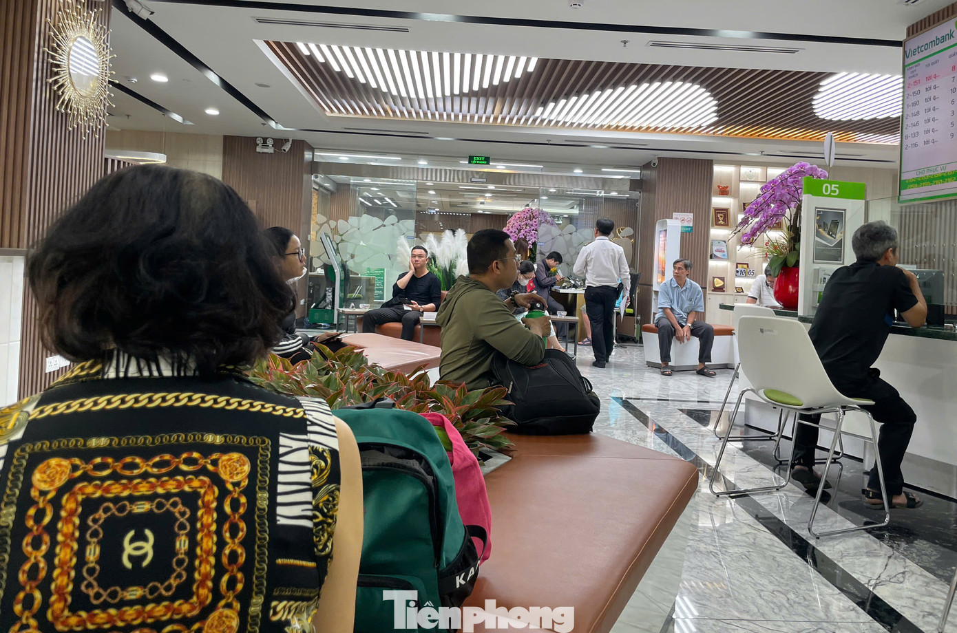 Tại ngân hàng Vietcombank, lượng khách chờ đợi giao dịch cũng rất đông. Theo các ngân hàng, để đáp ứng nhu cầu của khách hàng, các tổ chức tín dụng đã và đang triển khai nhiều kênh giao dịch trực tuyến và tự động khác nhau. Cụ thể, các giao dịch như chuyển khoản, thanh toán hóa đơn, kiểm tra số dư... đều có thể thực hiện qua internet banking, mobile banking hoặc tại các máy ATM. Khách hàng cũng có thể sử dụng thẻ ngân hàng để thanh toán tại các cửa hàng, siêu thị, nhà hàng... chấp nhận thanh toán thẻ. Tại ngân hàng Vietcombank, lượng khách chờ đợi giao dịch cũng rất đông. Theo các ngân hàng, để đáp ứng nhu cầu của khách hàng, các tổ chức tín dụng đã và đang triển khai nhiều kênh giao dịch trực tuyến và tự động khác nhau. Cụ thể, các giao dịch như chuyển khoản, thanh toán hóa đơn, kiểm tra số dư... đều có thể thực hiện qua internet banking, mobile banking hoặc tại các máy ATM. Khách hàng cũng có thể sử dụng thẻ ngân hàng để thanh toán tại các cửa hàng, siêu thị, nhà hàng... chấp nhận thanh toán thẻ.