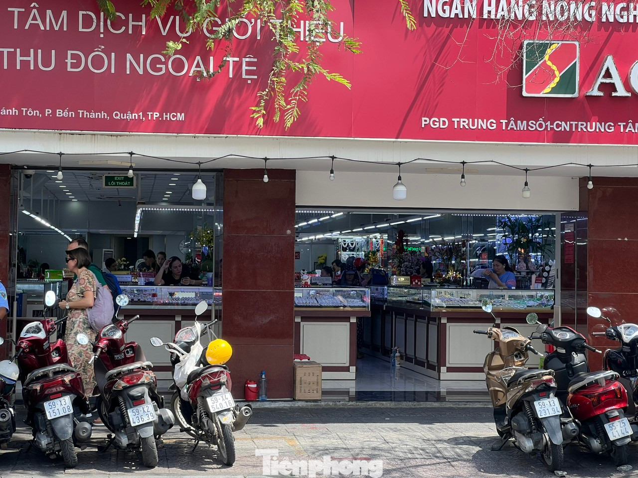 Theo Hiệp hội Vàng Việt Nam, việc tích trữ vàng đã trở thành thói quen ăn sâu vào tiềm thức của người Việt Nam. Đây như một hình thức sở hữu “bảo hiểm tài chính” cho gia đình. Vàng là loại tài sản không chỉ giữ giá trị mà còn tăng giá trị theo thời gian.