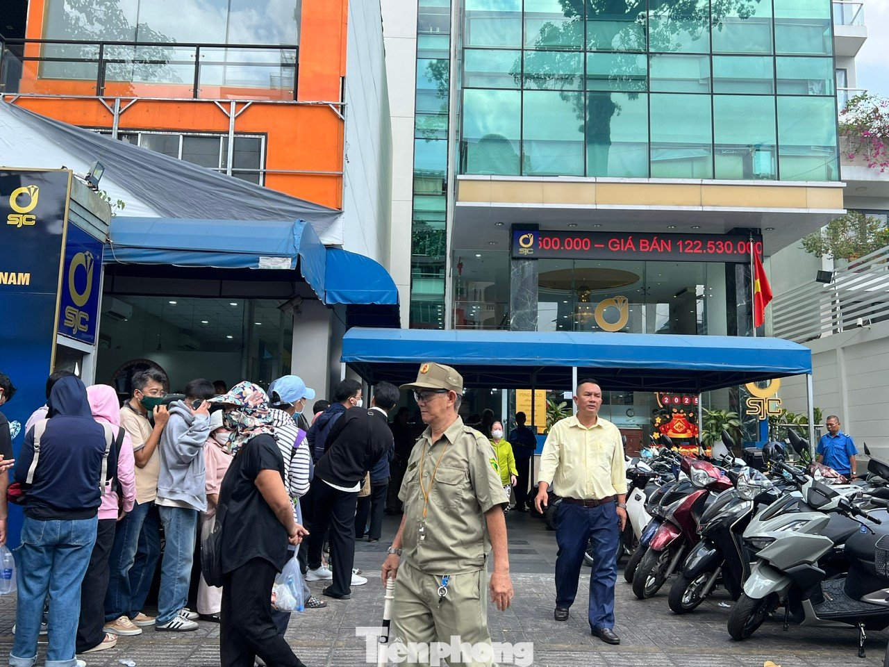 Trên bảng niêm yết, giá vàng miếng SJC mua vào - bán ra tại mức 120,5 - 122,5 triệu đồng/lượng. Đối với vàng nhẫn, Công ty SJC cũng tăng giá mua bán thêm 3,5 triệu đồng, niêm yết ở mức 116,5 - 119,5 triệu đồng/lượng, chênh lệch giá mua bán ở mức 3 triệu đồng mỗi lượng.