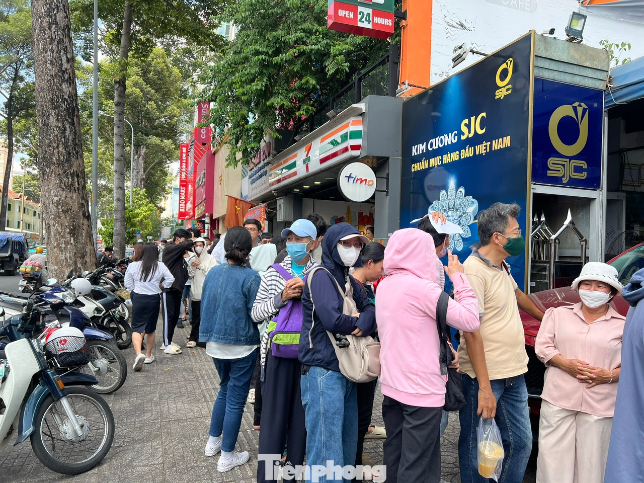 Trưa 22/4, trước lối vào Công ty TNHH MTV Vàng bạc đá quý Sài Gòn (SJC), dòng người xếp hàng dài đứng xuyên trưa chờ đợi mua vàng khi giá kim loại quý này liên tục lập đỉnh.