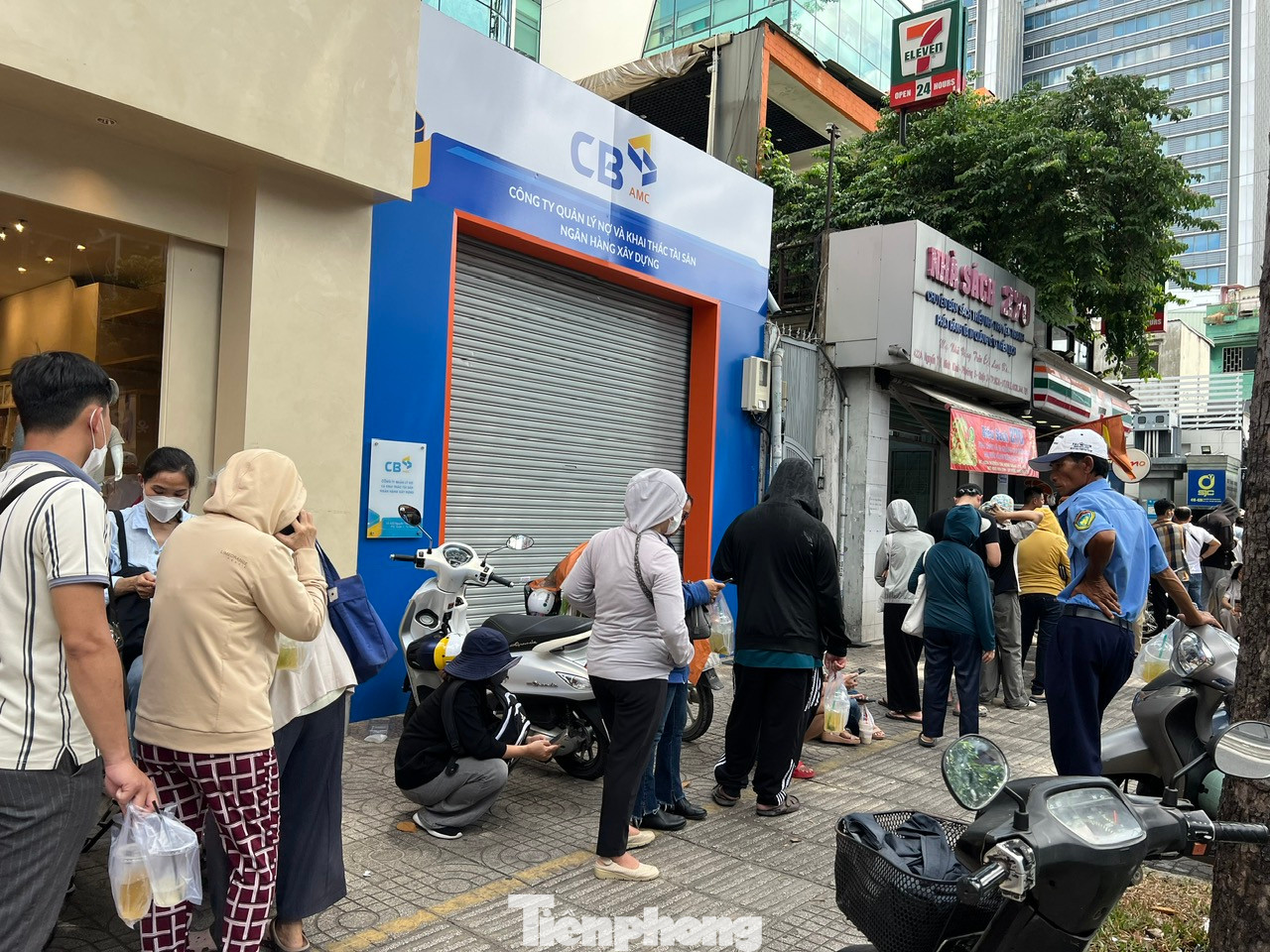 Khách hàng trang bị 3-4 chai nước, khăn quạt và chờ đợi. Nhiều người mệt mỏi ngồi xổm trên mặt đất, tuy nhiên hầu như không ai rời khỏi hàng vì sợ mất chỗ. "Hy vọng đến phiên mình vẫn có thể mua được vàng" - chị Thủy (ngụ TP.Thủ Đức) vừa chờ đợi, vừa liên tục cập nhật giá vàng qua điện thoại.