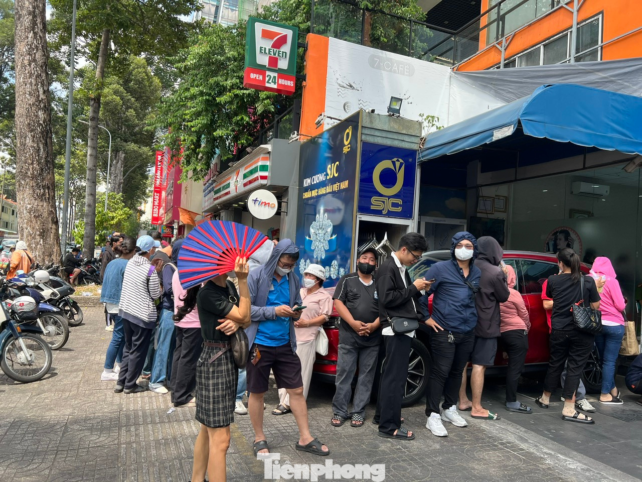 Nhiều người cầm theo cả cọc tiền lớn để mua vàng. Trong ngày, Công ty SJC cho mỗi người được mua 5 phân vàng nhẫn. Với vàng miếng, khách chỉ có thể biết mua được bao nhiêu khi được nhân viên gọi tên. "Vàng miếng phụ thuộc vào số lượng công ty đang có tại thời điểm bán cho khách, có nhiều sẽ bán nhiều, có ít bán ít. Còn vàng nhẫn thì mỗi khách đều có thể mua 5 phân" - nhân viên Công ty SJC cho biết.