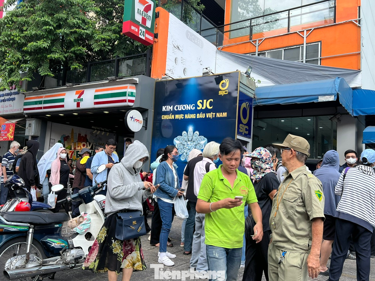 So với chốt ngày giao dịch hôm qua, mức này đồng loạt tăng 4,5 triệu đồng ở cả hai chiều. Như vậy, chỉ sau một ngày, giá vàng miếng đã tăng 8,5 triệu đồng/lượng. Chênh lệch giữa giá mua và bán duy trì ở mức 2 triệu đồng/lượng.