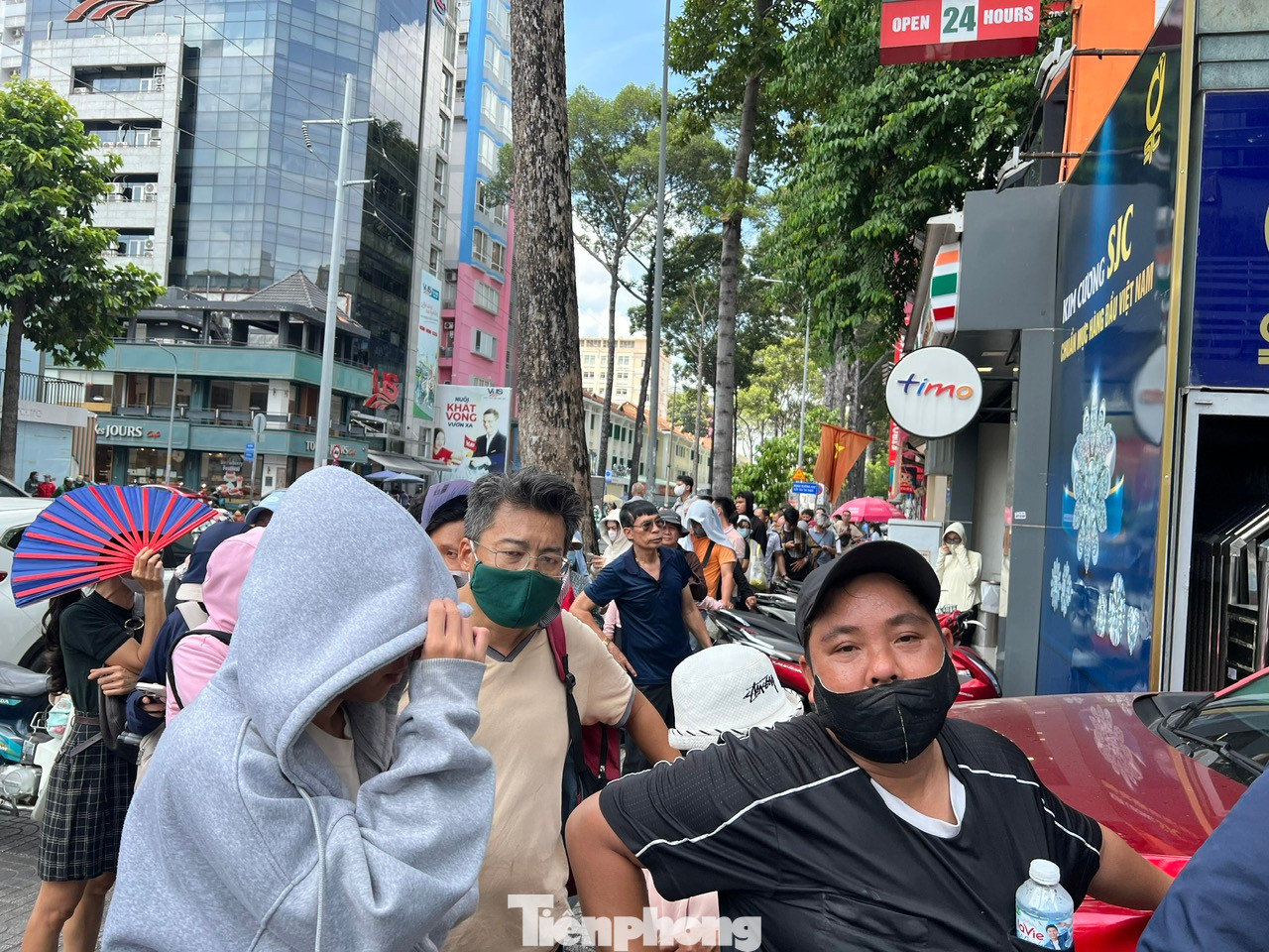 Dòng người dài cả trăm mét, mồ hôi nhễ nhại chờ đợi bên ngoài đường. "Hôm qua tôi xếp hàng khoảng hơn 2 tiếng đồng hồ và mua được 2 lượng vàng, còn giờ thì không biết. Vàng lên giá nhanh, hôm qua với sáng nay đã chênh nhau tận 5 triệu đồng" - anh Hinh (ngụ quận Bình Thạnh, TPHCM) cho biết.