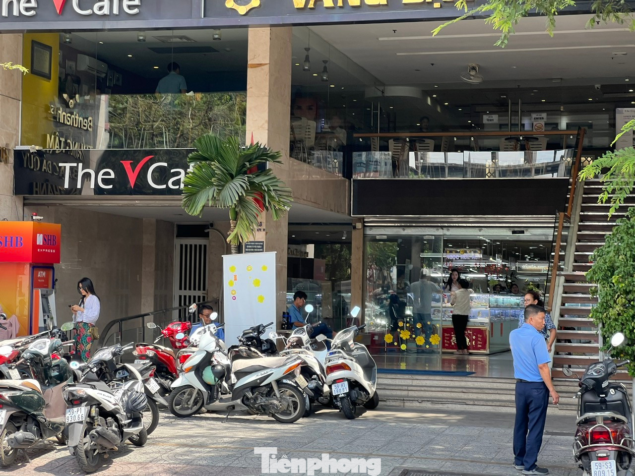 Trong khi đó, nhiều khu chuyên doanh vàng như phố vàng bạc quận 5, chợ Bến Thành (quận 1), chợ An Đông (quận 5)... chỉ lác đác người đến xem vàng.