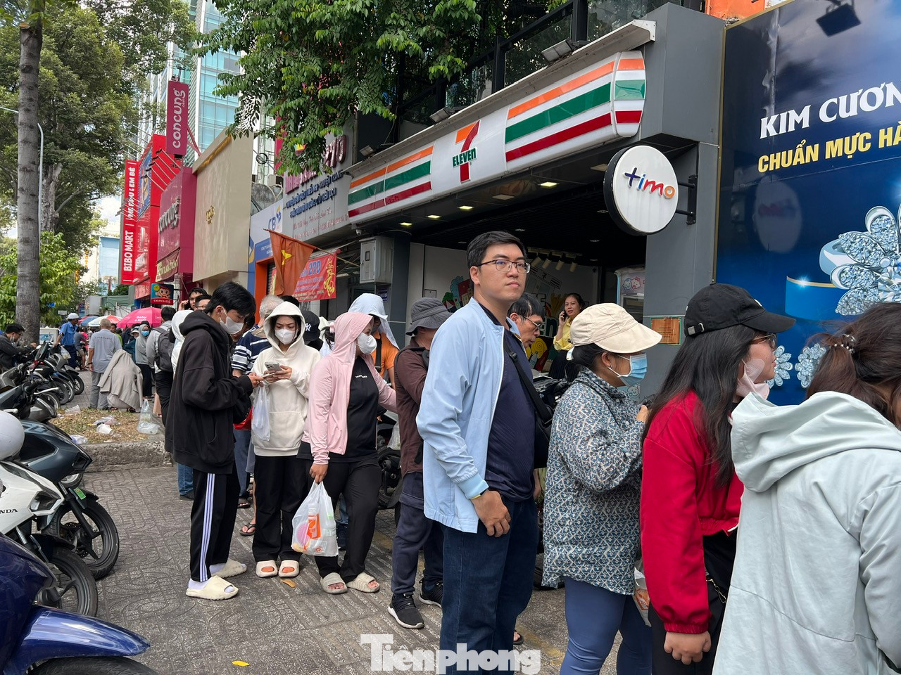 Nhiều người đi theo nhóm hoặc rủ cả gia đình cùng mua sắm vàng.