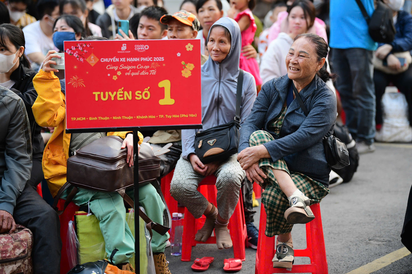 Người chưa có việc làm, lao động tự do... ấm lòng dịp Tết. Người chưa có việc làm, lao động tự do... ấm lòng dịp Tết.