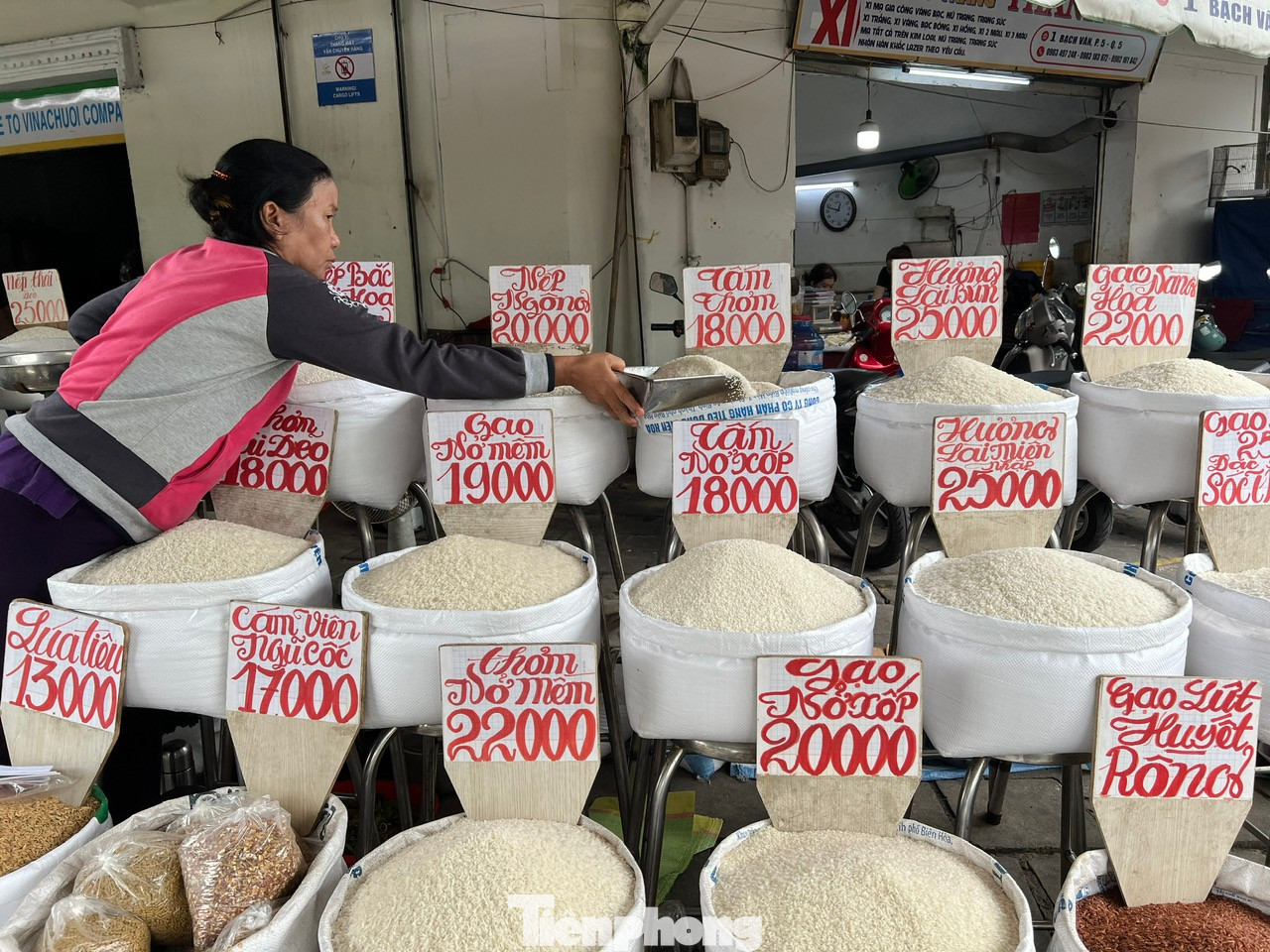 Giá gạo bán lẻ tại TPHCM giảm nhẹ, dù hiện nay giá gạo xuất khẩu đang giảm sâu
