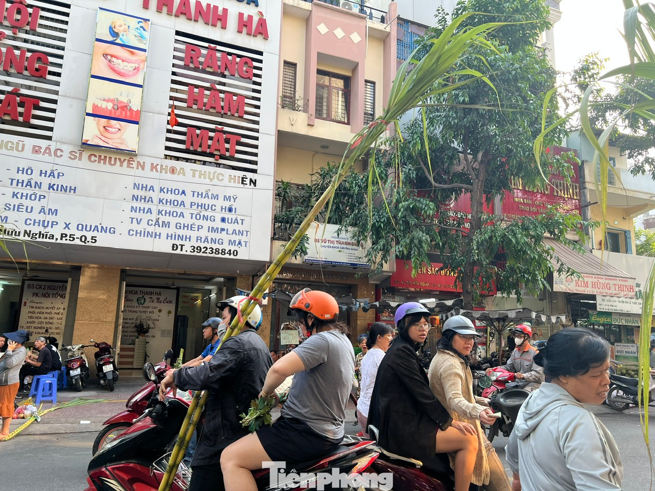 Tuy mía có giá khá "chát" nhưng rất nhiều người mua và không trả giá. Người dân tin rằng mua mía nhanh chóng sẽ giúp ông Táo về trời hanh thông, suôn sẻ. Tuy mía có giá khá "chát" nhưng rất nhiều người mua và không trả giá. Người dân tin rằng mua mía nhanh chóng sẽ giúp ông Táo về trời hanh thông, suôn sẻ.