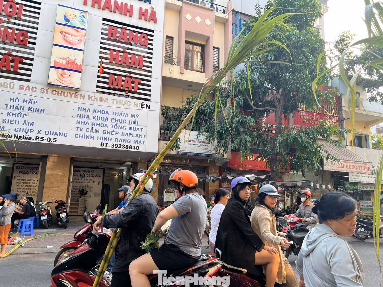 Tuy mía có giá khá "chát" nhưng rất nhiều người mua và không trả giá. Người dân tin rằng mua mía nhanh chóng sẽ giúp ông Táo về trời hanh thông, suôn sẻ. Tuy mía có giá khá "chát" nhưng rất nhiều người mua và không trả giá. Người dân tin rằng mua mía nhanh chóng sẽ giúp ông Táo về trời hanh thông, suôn sẻ.