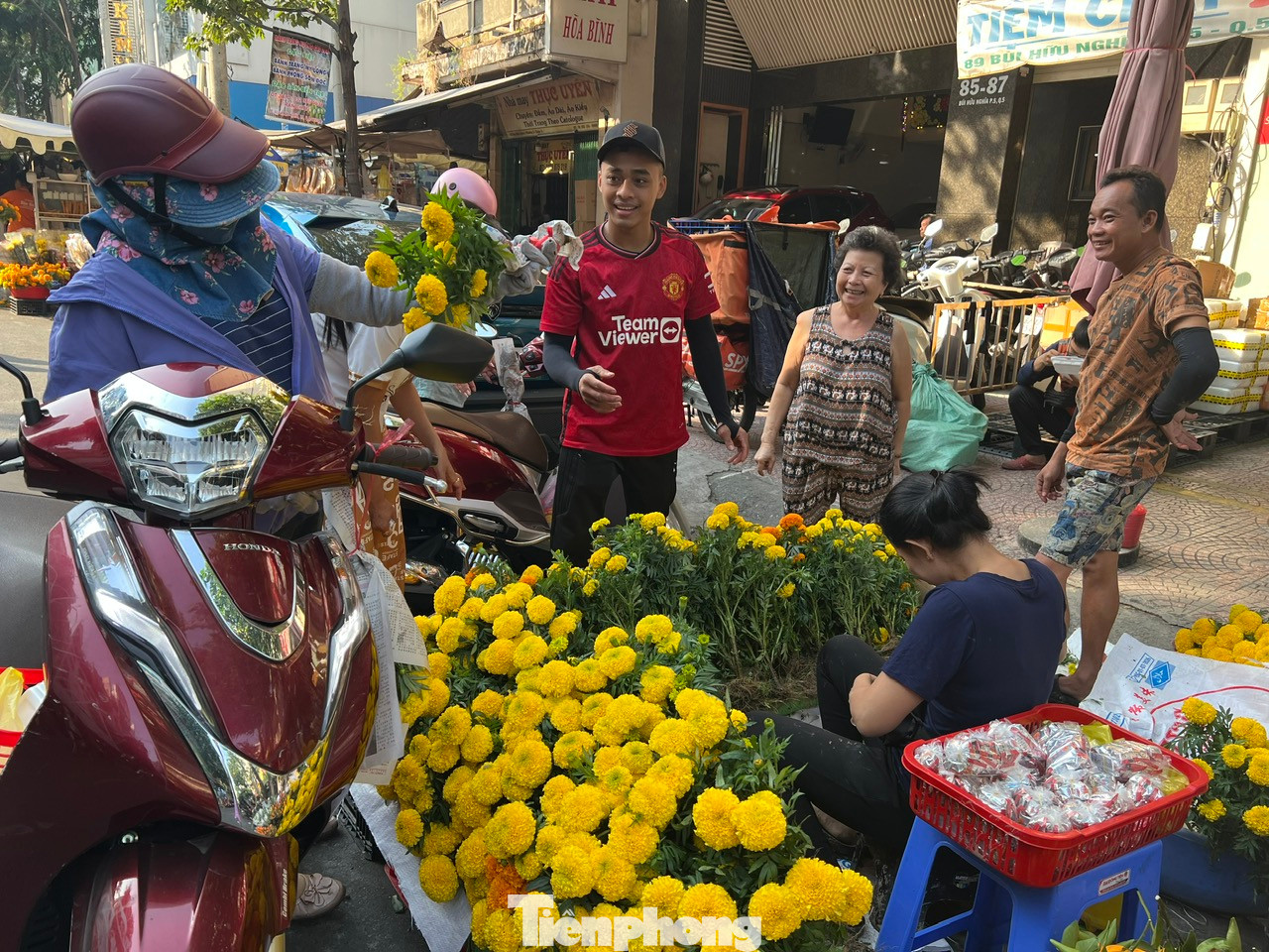 Bông vạn thọ giá 10.000 đồng/cây, khách mua nhanh chóng. Bông vạn thọ giá 10.000 đồng/cây, khách mua nhanh chóng.