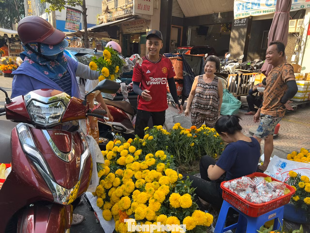 Bông vạn thọ giá 10.000 đồng/cây, khách mua nhanh chóng. Bông vạn thọ giá 10.000 đồng/cây, khách mua nhanh chóng.