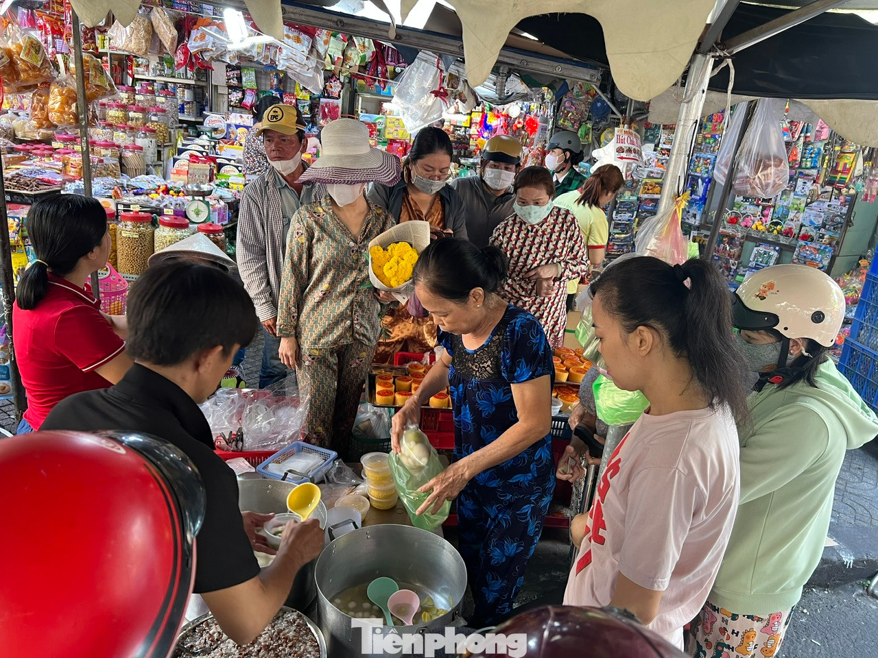 Mỗi bịch chè có giá 10.000 - 20.000 đồng, xôi gấc từ 20.000 - 50.000 đồng/hộp, tùy loại. Mỗi bịch chè có giá 10.000 - 20.000 đồng, xôi gấc từ 20.000 - 50.000 đồng/hộp, tùy loại.