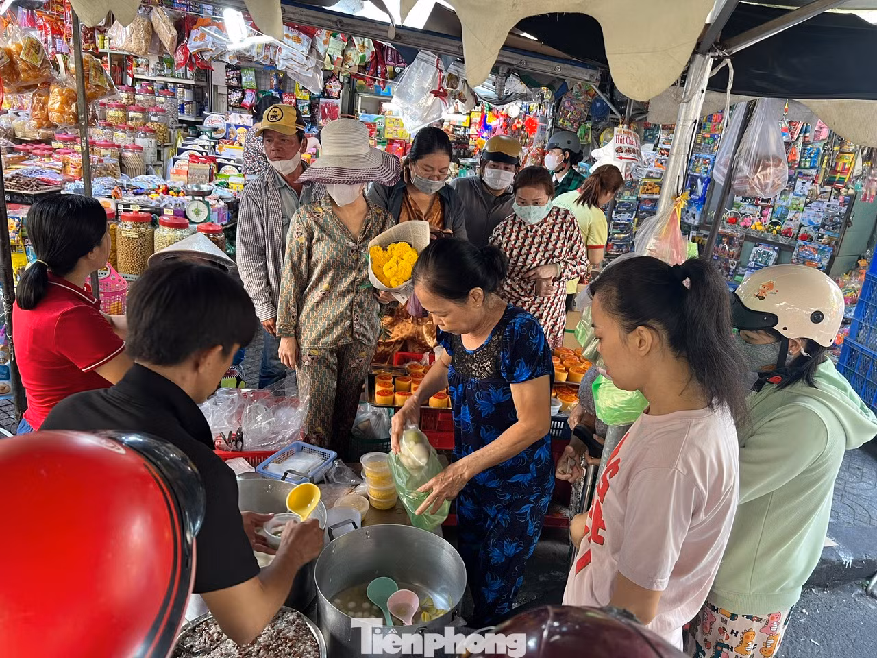 Mỗi bịch chè có giá 10.000 - 20.000 đồng, xôi gấc từ 20.000 - 50.000 đồng/hộp, tùy loại. Mỗi bịch chè có giá 10.000 - 20.000 đồng, xôi gấc từ 20.000 - 50.000 đồng/hộp, tùy loại.