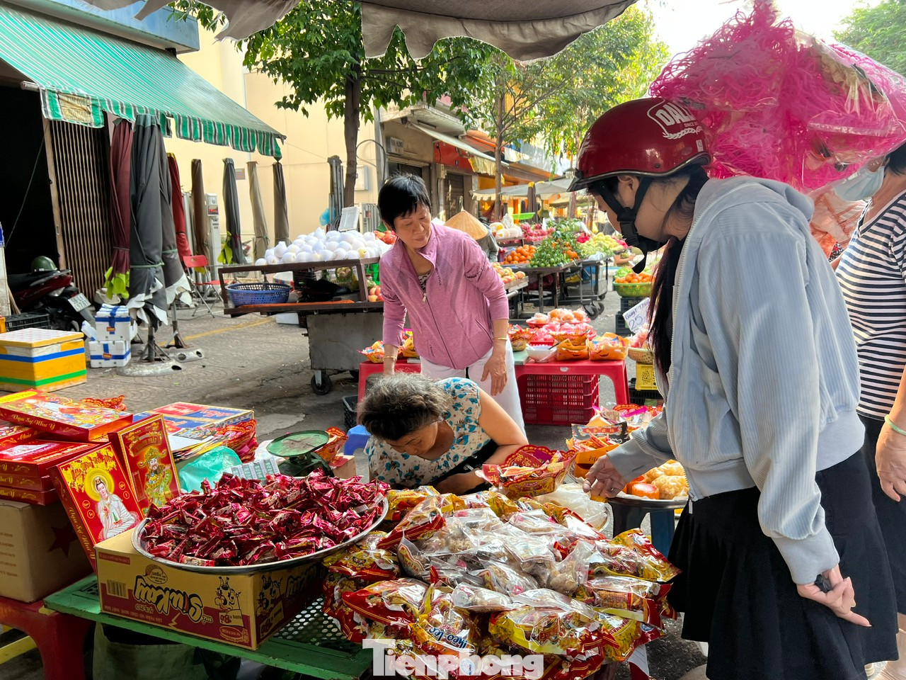 Nhiều người tin rằng mâm lễ cúng chỉn chu sẽ được ông Táo "bẩm báo" những điều tốt đẹp sau một năm “ghi chép” lại hoạt động của cả gia đình. Nhiều người tin rằng mâm lễ cúng chỉn chu sẽ được ông Táo "bẩm báo" những điều tốt đẹp sau một năm “ghi chép” lại hoạt động của cả gia đình.