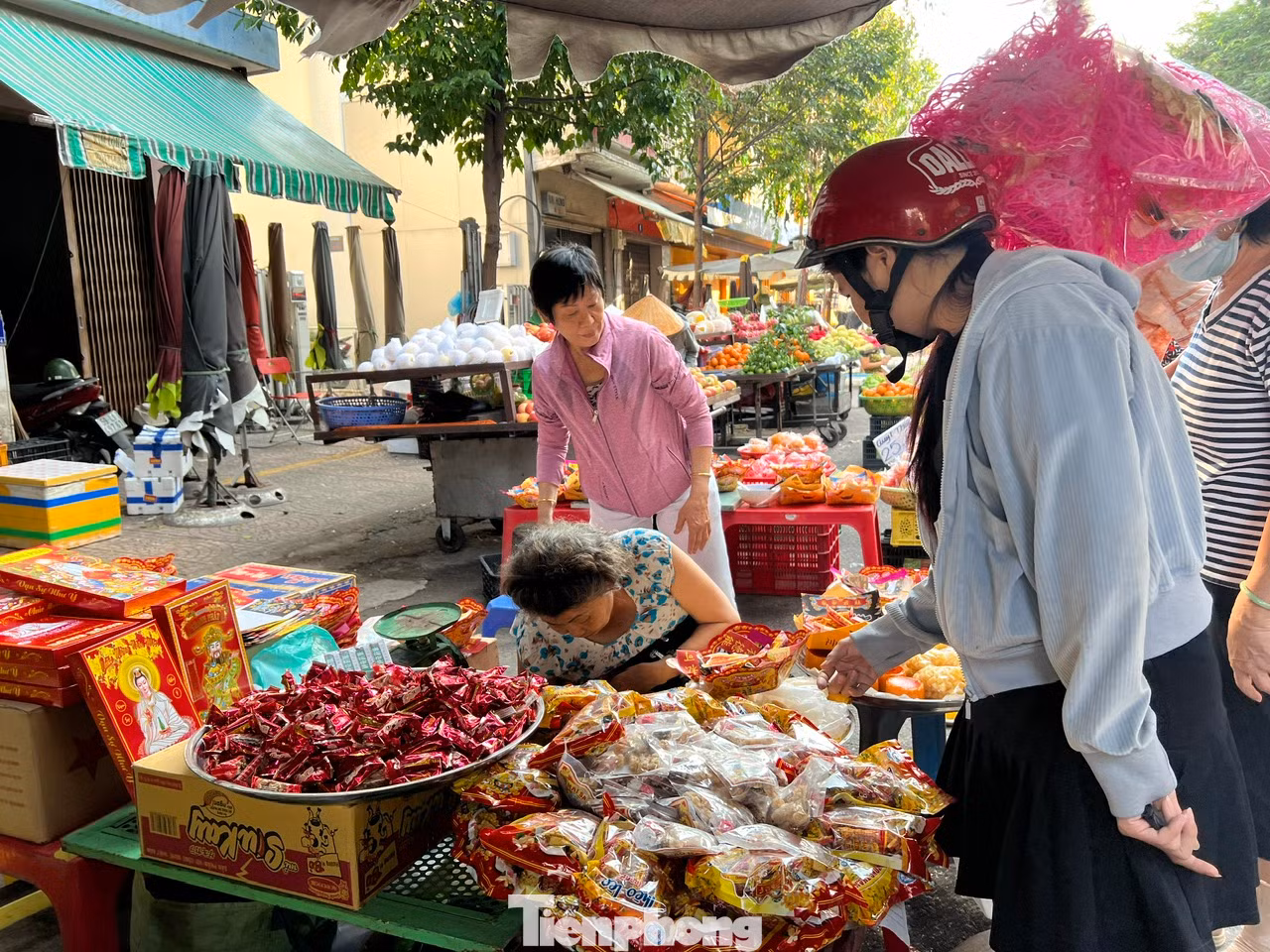 Nhiều người tin rằng mâm lễ cúng chỉn chu sẽ được ông Táo "bẩm báo" những điều tốt đẹp sau một năm “ghi chép” lại hoạt động của cả gia đình. Nhiều người tin rằng mâm lễ cúng chỉn chu sẽ được ông Táo "bẩm báo" những điều tốt đẹp sau một năm “ghi chép” lại hoạt động của cả gia đình.