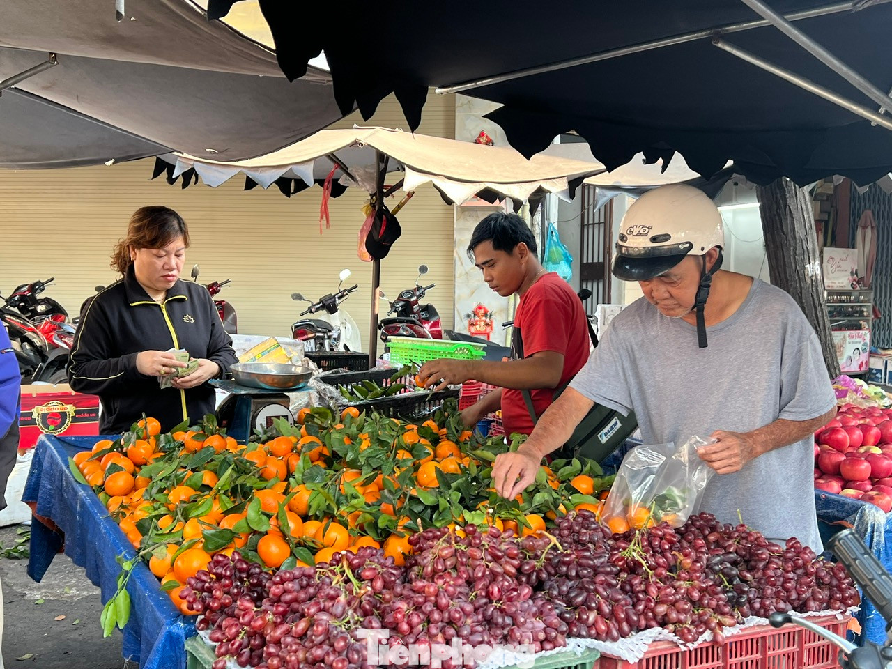 Những trái cây có màu cam, đỏ, vàng... được ưa chuộng. Những trái cây có màu cam, đỏ, vàng... được ưa chuộng.