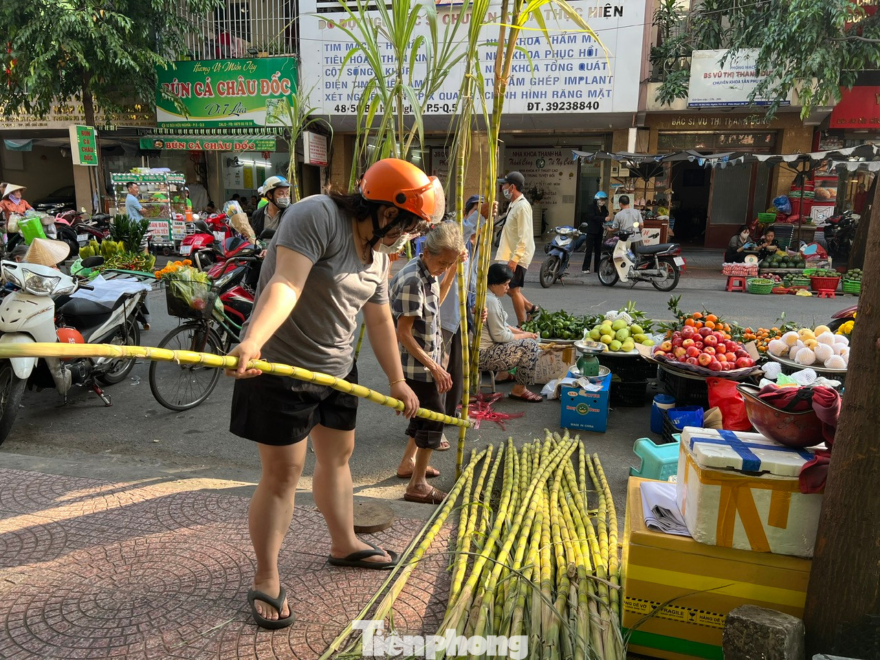 Người dân tin rằng mía cây sẽ "bắc thang" để ông Táo lên trời nên thường mua 2 cây và lựa chọn những cây đồng đều. Mía cây trong ngày này phải tươi xanh, còn nguyên lá. Vì khách yêu cầu cao nên giá khá đắt, tới 30.000 đồng/cây. "Tôi đưa ra chợ 100 cây mía nhưng bán hết nhanh chóng chỉ trong vòng một giờ đồng hồ" - một người bán mía trên đường Bùi Hữu Nghĩa (quận 5) cho biết. Người dân tin rằng mía cây sẽ "bắc thang" để ông Táo lên trời nên thường mua 2 cây và lựa chọn những cây đồng đều. Mía cây trong ngày này phải tươi xanh, còn nguyên lá. Vì khách yêu cầu cao nên giá khá đắt, tới 30.000 đồng/cây. "Tôi đưa ra chợ 100 cây mía nhưng bán hết nhanh chóng chỉ trong vòng một giờ đồng hồ" - một người bán mía trên đường Bùi Hữu Nghĩa (quận 5) cho biết.
