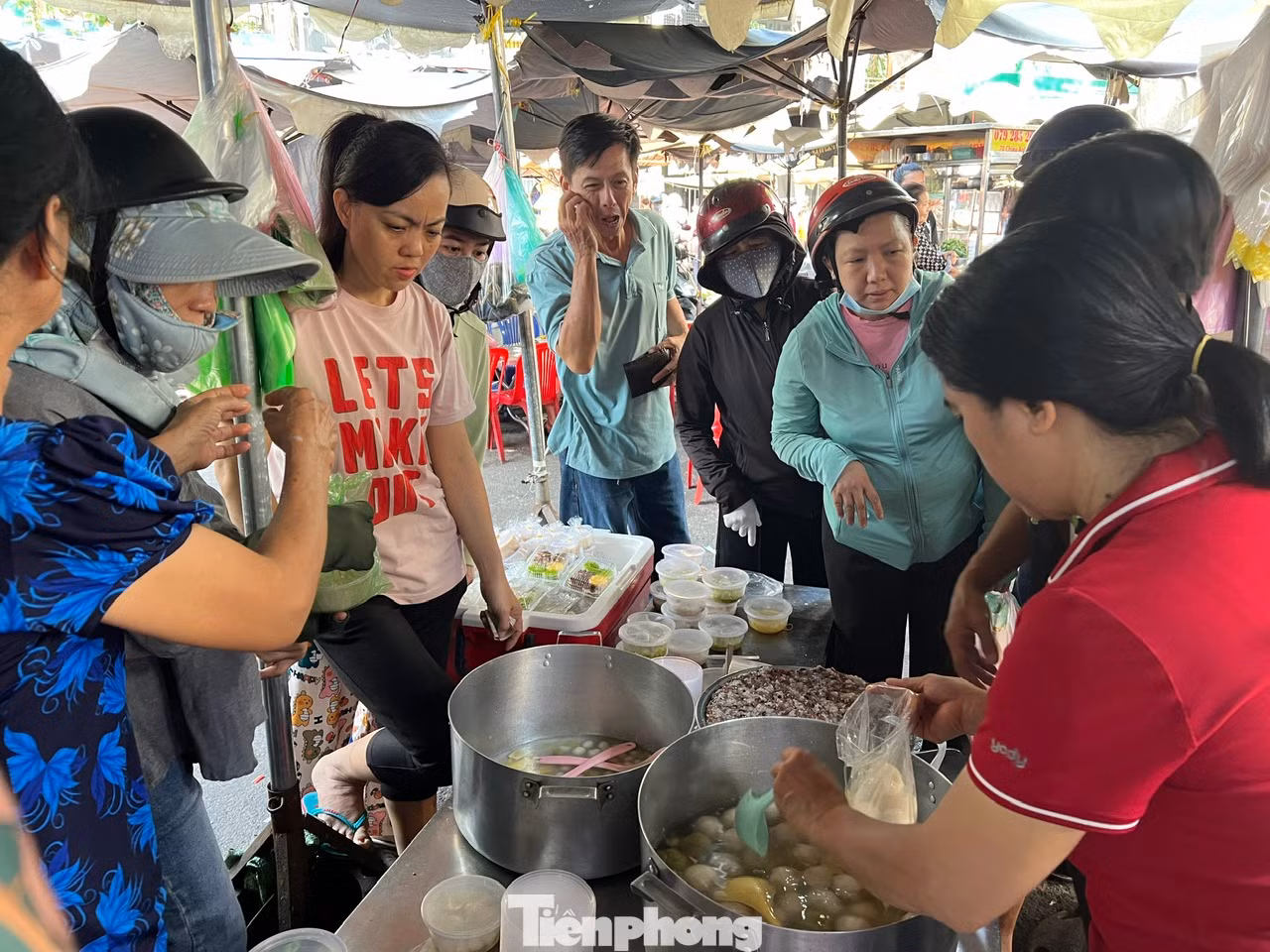 Các loại chè trôi nước, xôi gấc cũng được nhiều người mua để cúng đưa ông Táo và mỗi người thường mua 5 - 10 hộp. Vì đông người mua nên phải xếp hàng chờ khá lâu. Các loại chè trôi nước, xôi gấc cũng được nhiều người mua để cúng đưa ông Táo và mỗi người thường mua 5 - 10 hộp. Vì đông người mua nên phải xếp hàng chờ khá lâu.