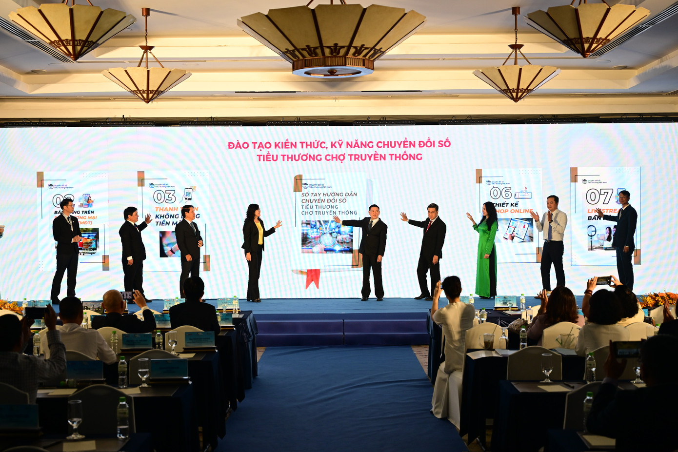 Khởi động chương trình đào tạo kiến thức, kỹ năng chuyển đổi số cho tiểu thương chợ truyền thống. Khởi động chương trình đào tạo kiến thức, kỹ năng chuyển đổi số cho tiểu thương chợ truyền thống.