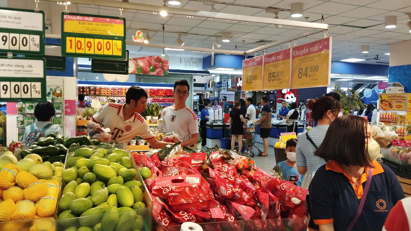 Dịp này, các siêu thị như Satra, Go!, Big C, Emart... cũng tung nhiều khuyến mãi lên tới 50%, áp dụng với nhiều mặt hàng từ thực phẩm, thời trang đến hàng gia dụng. Saigon Co.op “mở tiệc ưu đãi” với hàng loạt chương trình khuyến mãi hấp dẫn tại toàn bộ hệ thống Co.opmart và Co.opXtra, diễn ra xuyên suốt đến ngày 9/4. Dịp này, các siêu thị như Satra, Go!, Big C, Emart... cũng tung nhiều khuyến mãi lên tới 50%, áp dụng với nhiều mặt hàng từ thực phẩm, thời trang đến hàng gia dụng. Saigon Co.op “mở tiệc ưu đãi” với hàng loạt chương trình khuyến mãi hấp dẫn tại toàn bộ hệ thống Co.opmart và Co.opXtra, diễn ra xuyên suốt đến ngày 9/4.