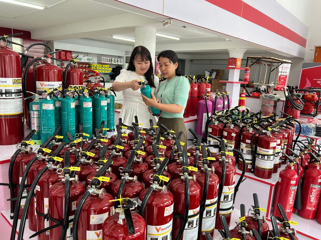 Người dân tìm mua sản phẩm PCCC để dùng trong gia đình