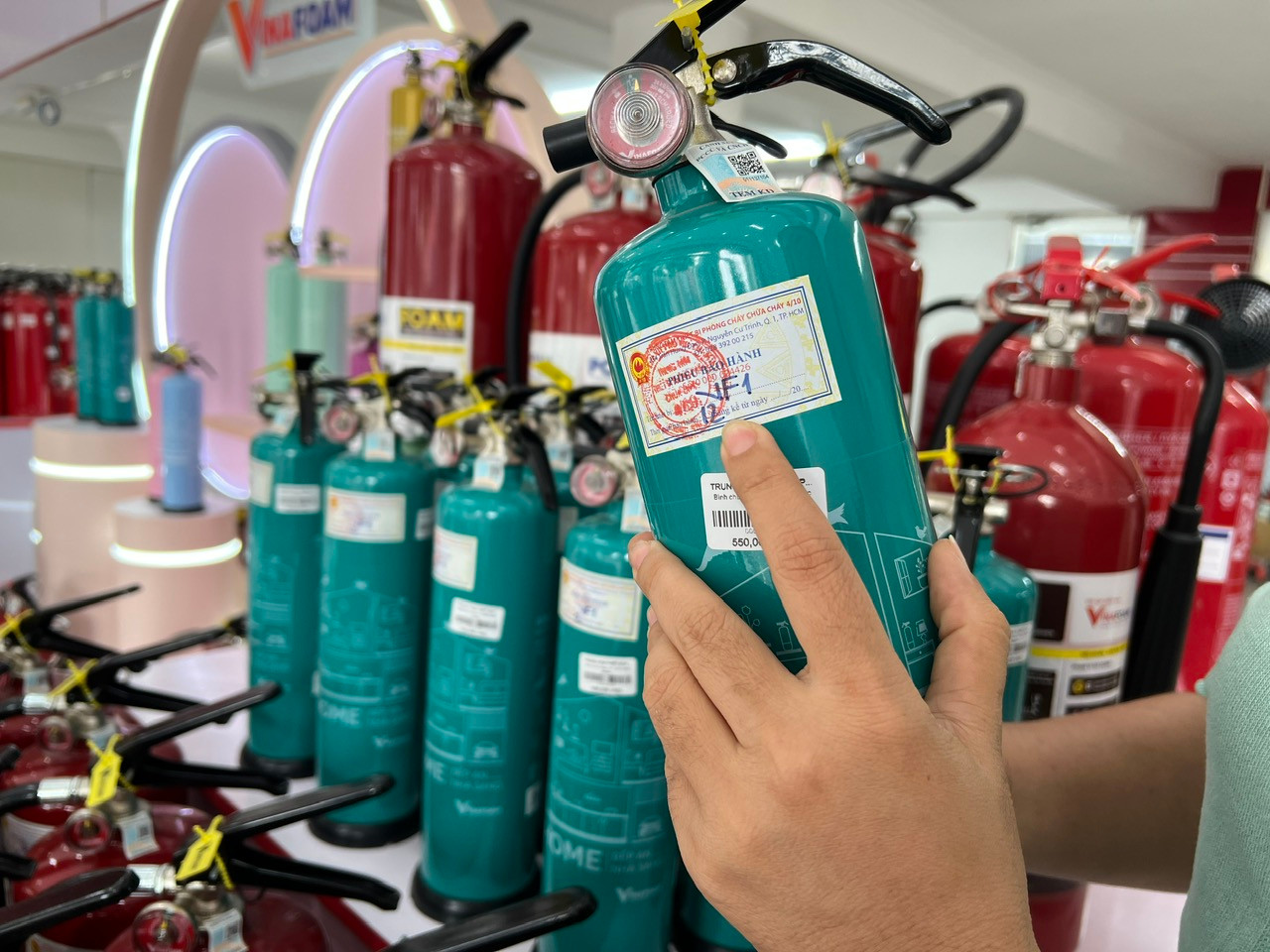 Khách hàng chọn sản phẩm phòng cháy chữa cháy nên quan tâm đến tem kiểm định do Bộ Công an cấp