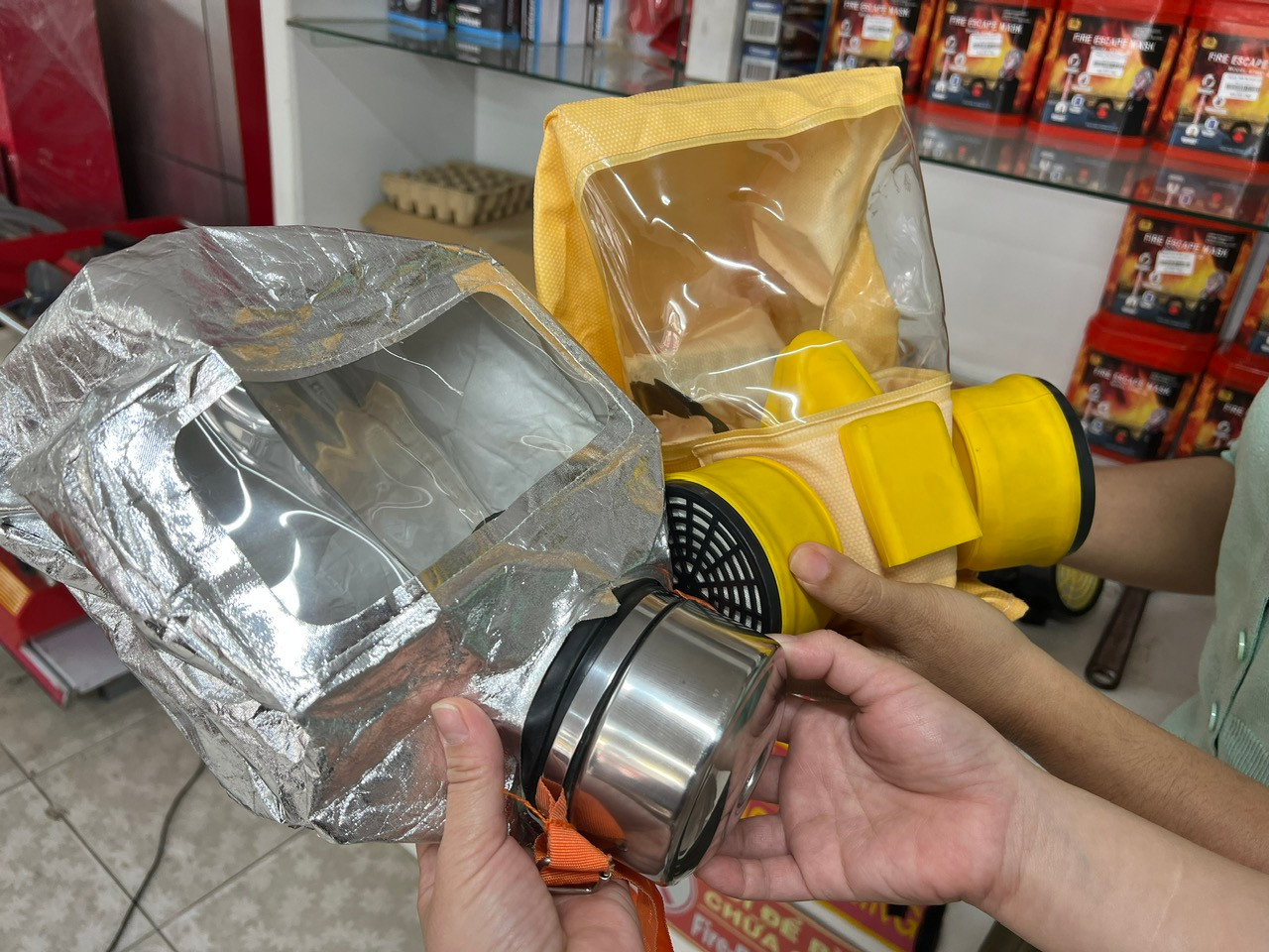 Mặt nạ chống độc, thang dây được nhiều khách hàng lựa chọn