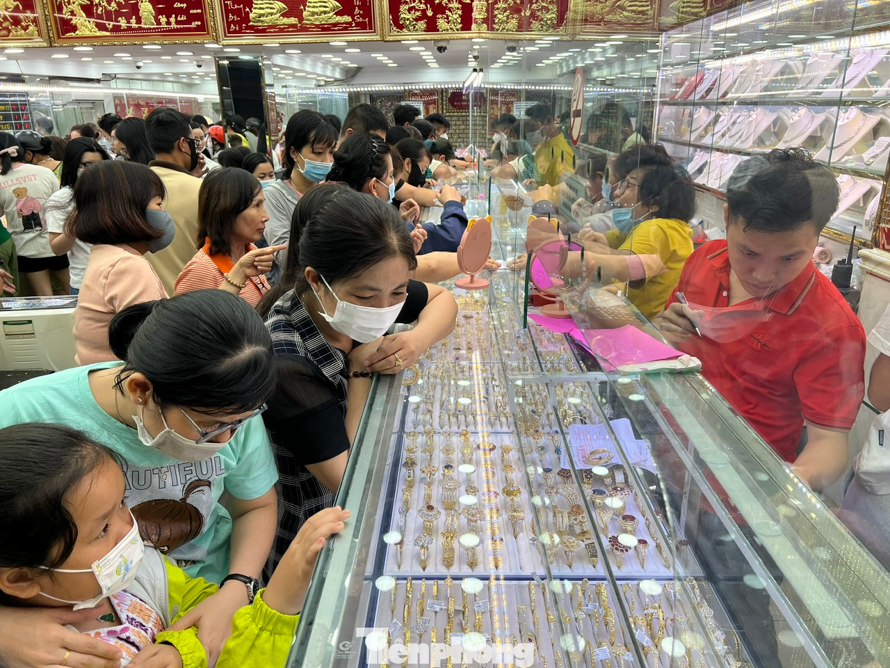 "Mỗi năm, tôi đều có thói quen mua chiếc nhẫn trơn trong ngày Thần Tài, vàng 18K có giá mềm, hợp túi tiền của mình. Chiếc nhẫn loại 1 chỉ có giá nhỉnh hơn 8 triệu một chút" - chị Hương Giang (27 tuổi, ngụ quận 6) chia sẻ "Mỗi năm, tôi đều có thói quen mua chiếc nhẫn trơn trong ngày Thần Tài, vàng 18K có giá mềm, hợp túi tiền của mình. Chiếc nhẫn loại 1 chỉ có giá nhỉnh hơn 8 triệu một chút" - chị Hương Giang (27 tuổi, ngụ quận 6) chia sẻ