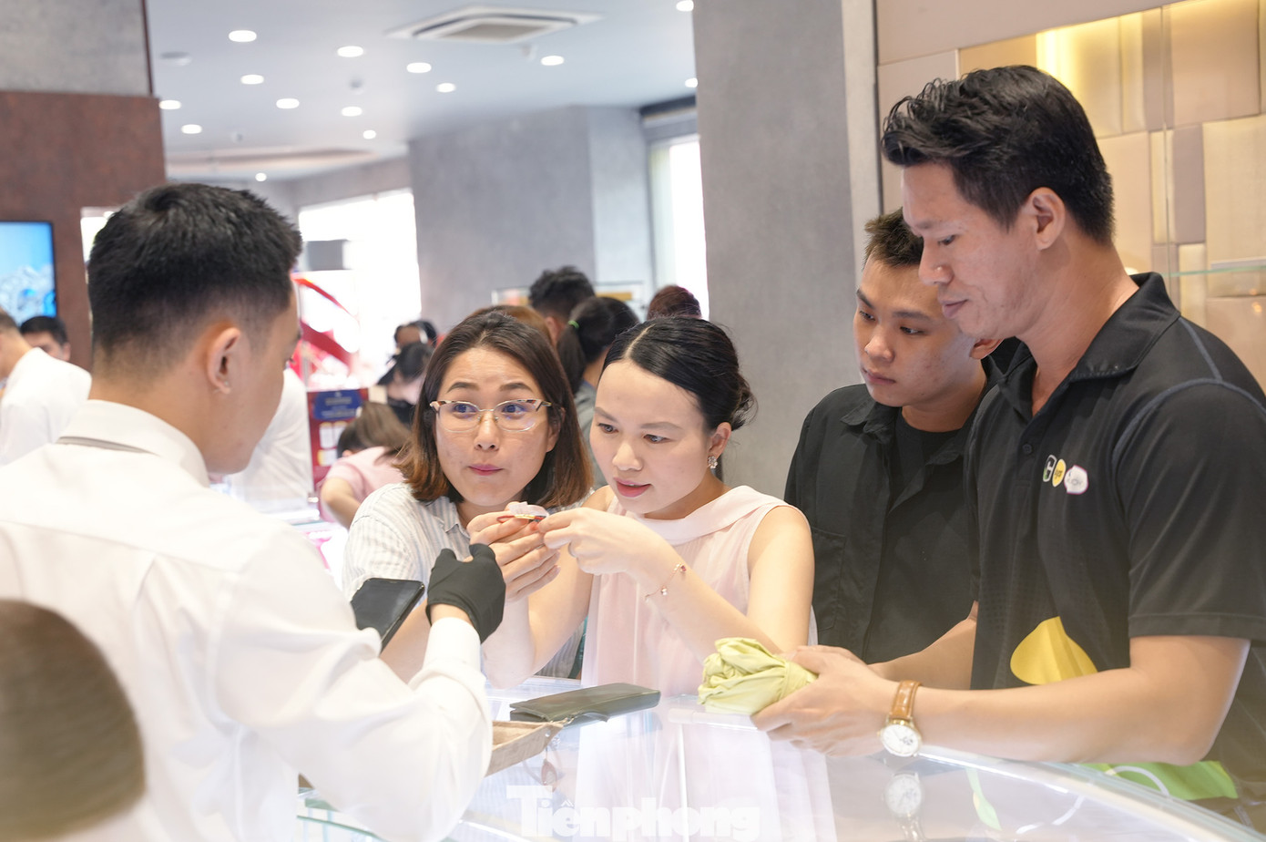 "Buổi tối mát mẻ nên tôi quyết định đi sắm chỉ vàng cất ví để lấy hên. Cứ tưởng giờ này tiệm sẽ vắng, nhưng không ngờ khách lại rất đông. Tuy nhiên chúng tôi được nhân viên phục vụ nhanh chóng, tư vấn nhiều mẫu vàng rất ưng ý" - chị Gia Hân (ngụ quận Bình Thạnh) đi sắm vàng cùng nhóm bạn cho biết. "Buổi tối mát mẻ nên tôi quyết định đi sắm chỉ vàng cất ví để lấy hên. Cứ tưởng giờ này tiệm sẽ vắng, nhưng không ngờ khách lại rất đông. Tuy nhiên chúng tôi được nhân viên phục vụ nhanh chóng, tư vấn nhiều mẫu vàng rất ưng ý" - chị Gia Hân (ngụ quận Bình Thạnh) đi sắm vàng cùng nhóm bạn cho biết.