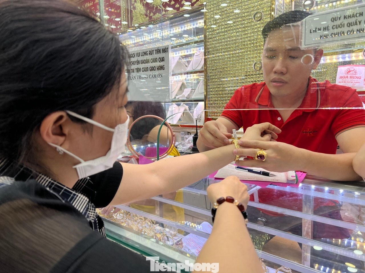 Những tiệm vàng có thương hiệu quen thuộc, thu mua vàng trở lại giá cao, tiền công chế tác rẻ thường được người dân ưu tiên lựa chọn khi có nhu cầu mua sắm vàng. Những tiệm vàng có thương hiệu quen thuộc, thu mua vàng trở lại giá cao, tiền công chế tác rẻ thường được người dân ưu tiên lựa chọn khi có nhu cầu mua sắm vàng.