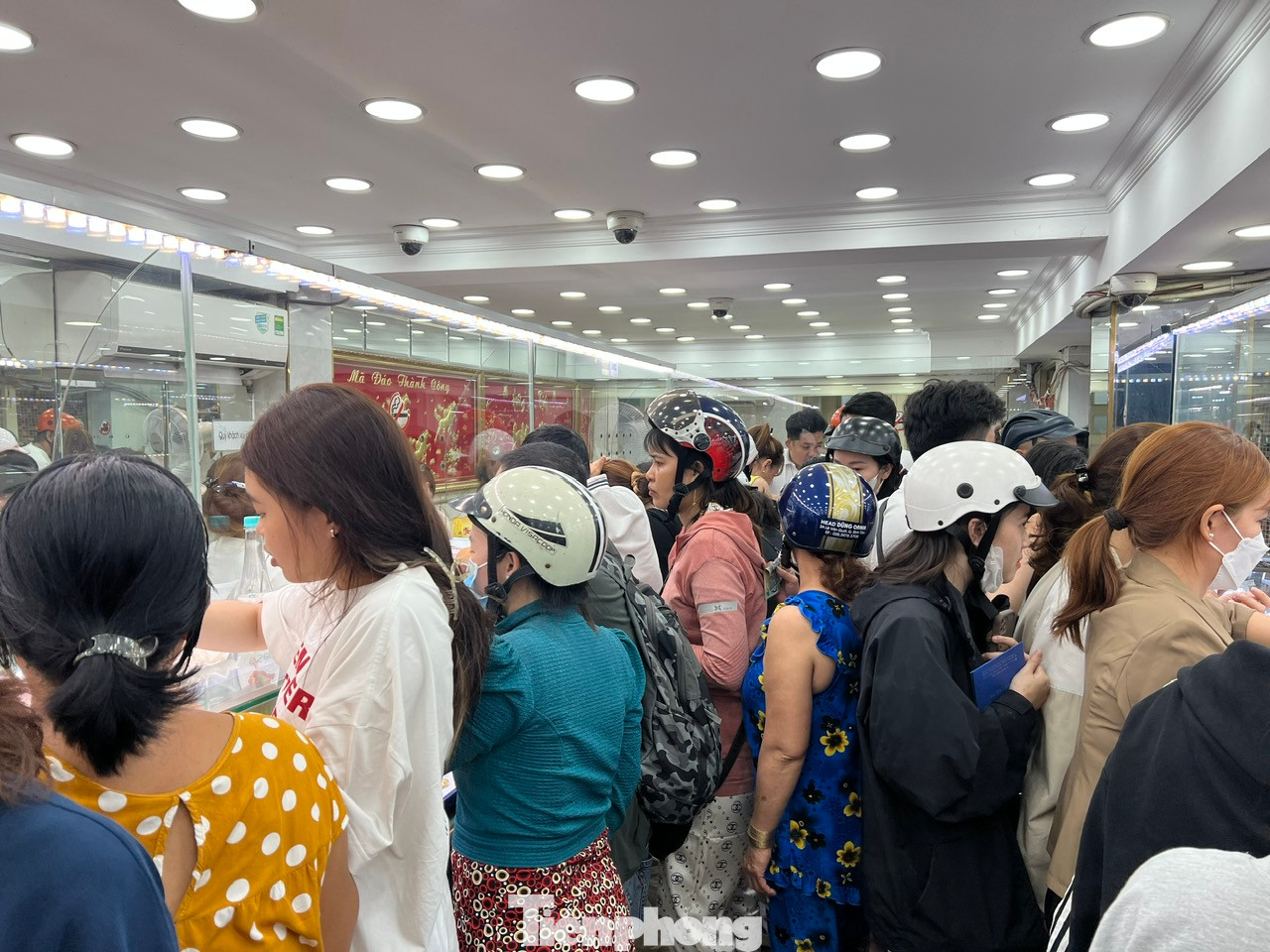 Tối muộn ngày vía Thần Tài mùng 10 tháng Giêng, nhiều tiệm vàng ở quận 6, quận Bình Thạnh (TPHCM) bỗng tấp nập khách đến mua sắm vàng. "Tôi đi làm cả ngày không xin nghỉ được, chiều về còn lo cho gia đình. Sau khi xong hết việc mới tranh thủ chạy ra tiệm vàng quen sắm chiếc nhẫn vừa để lấy hên, vừa thành quỹ tiết kiệm" - chị Nguyễn Thị Hà (công nhân công ty may ở quận Bình Tân) cho biết. Tối muộn ngày vía Thần Tài mùng 10 tháng Giêng, nhiều tiệm vàng ở quận 6, quận Bình Thạnh (TPHCM) bỗng tấp nập khách đến mua sắm vàng. "Tôi đi làm cả ngày không xin nghỉ được, chiều về còn lo cho gia đình. Sau khi xong hết việc mới tranh thủ chạy ra tiệm vàng quen sắm chiếc nhẫn vừa để lấy hên, vừa thành quỹ tiết kiệm" - chị Nguyễn Thị Hà (công nhân công ty may ở quận Bình Tân) cho biết.