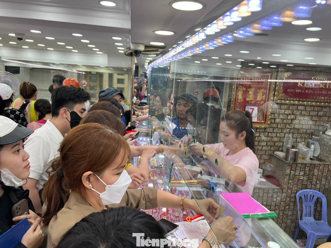 Nhiều khách hàng có nhu cầu "lên đời" trang sức, đổi cũ lấy mới và chỉ bù thêm chút ít tiền. "Vàng tuy đã giảm giá so với ngày hôm trước vía Thần Tài nhưng tính ra vẫn còn cao. Vì vậy tôi bán vàng cũ, bù tiền mua thêm vàng mới" - chị Thư (ngụ quận 8) chia sẻ. Nhiều khách hàng có nhu cầu "lên đời" trang sức, đổi cũ lấy mới và chỉ bù thêm chút ít tiền. "Vàng tuy đã giảm giá so với ngày hôm trước vía Thần Tài nhưng tính ra vẫn còn cao. Vì vậy tôi bán vàng cũ, bù tiền mua thêm vàng mới" - chị Thư (ngụ quận 8) chia sẻ.