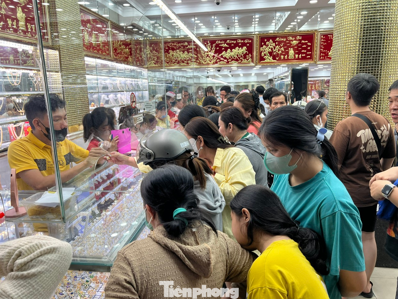 Tiệm vàng vẫn đông nghịt dù đã hơn 21h. Tiệm vàng vẫn đông nghịt dù đã hơn 21h.