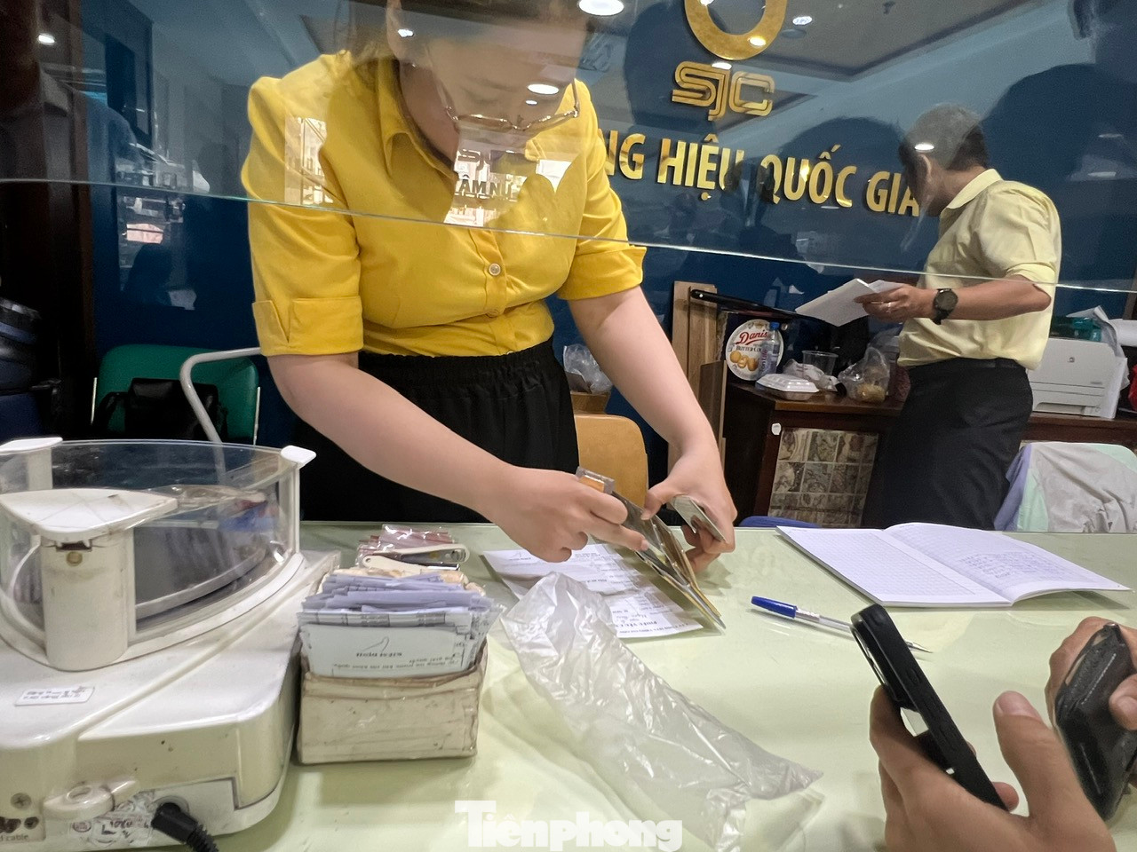 Một khách mang lượng lớn vàng miếng SJC đến bán khi giá mua vào lên đến 91 triệu đồng/lượng