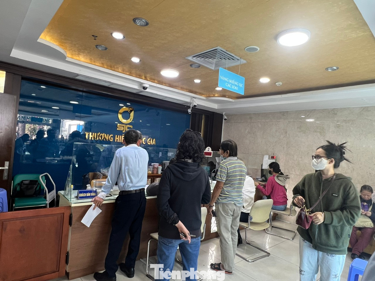 Khách chờ lấy vàng tại Công ty SJC khi giá lên tới 93 triệu đồng/lượng