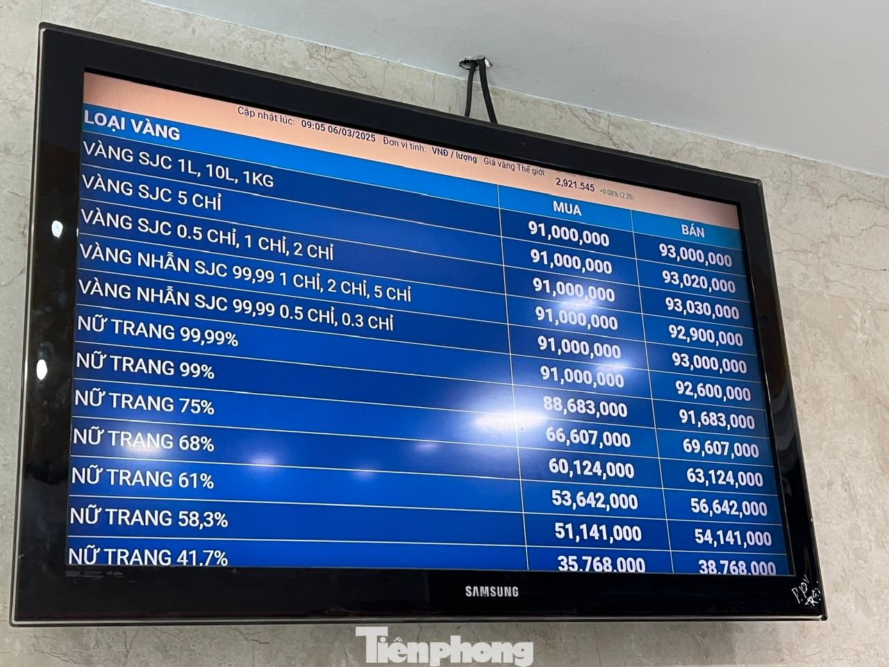 Giá vàng cao chót vót nhưng không phải có tiền là mua được vàng dễ dàng