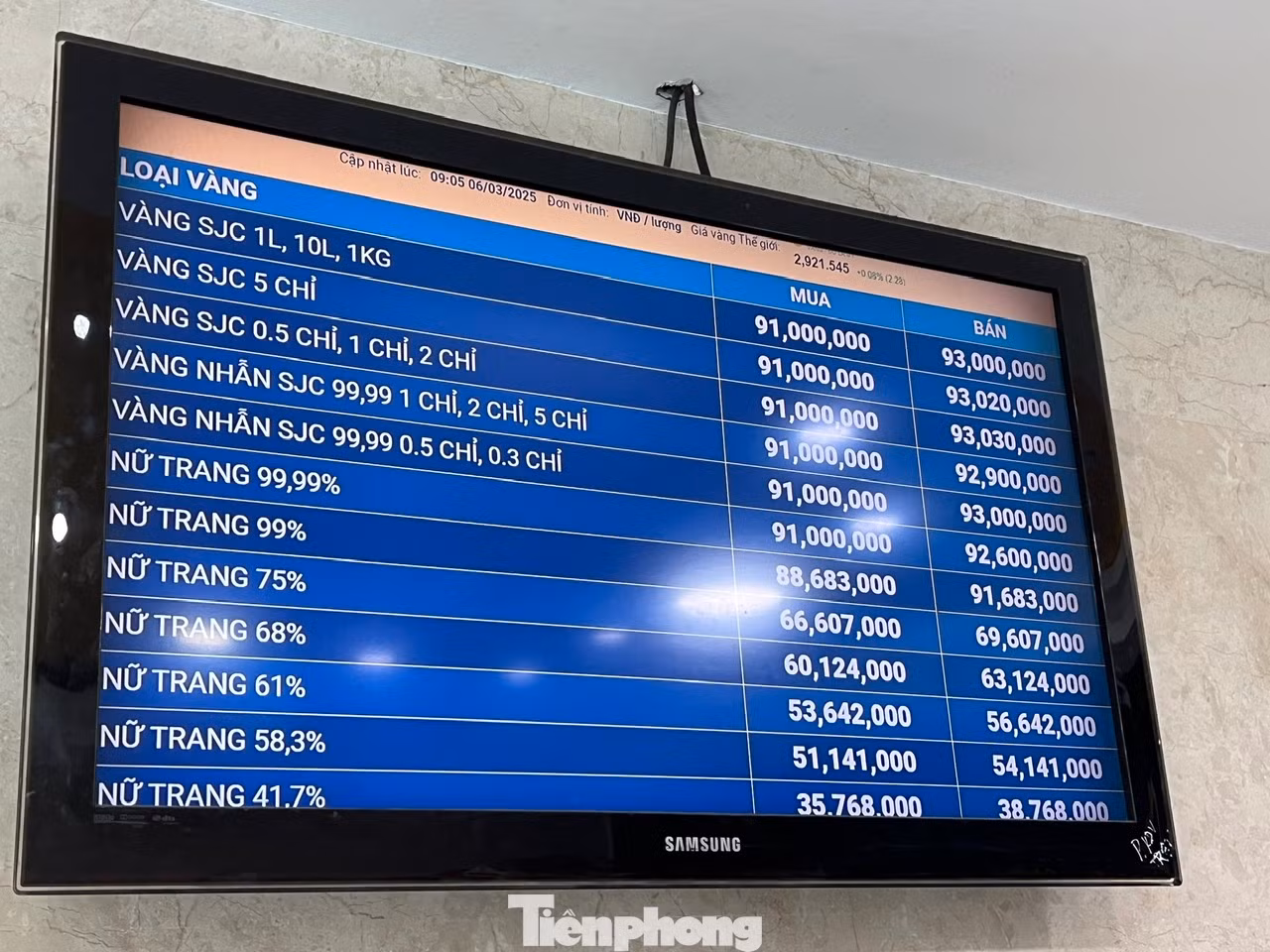 Giá vàng cao chót vót nhưng không phải có tiền là mua được vàng dễ dàng