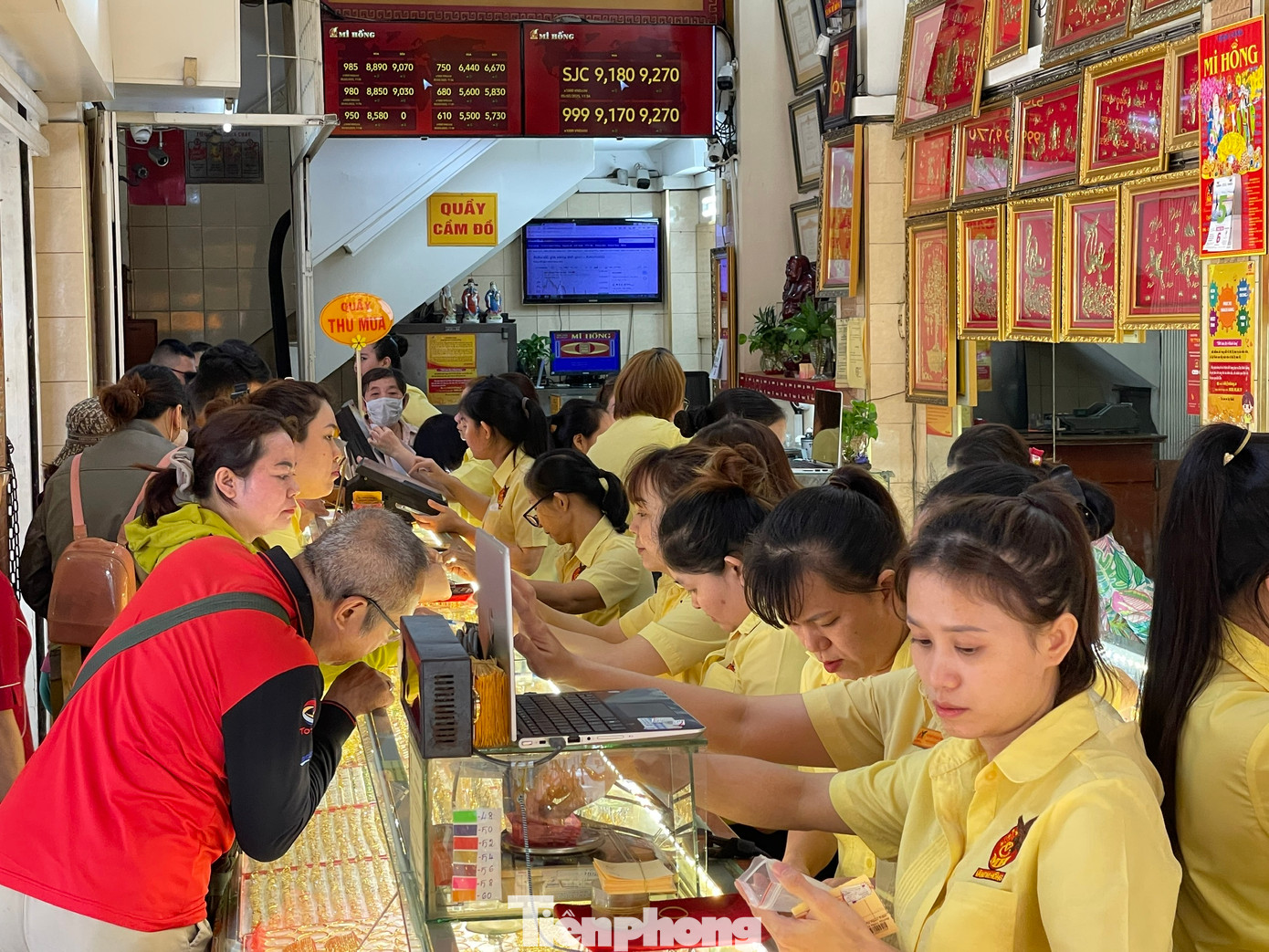 Tiệm vàng Mi Hồng hiện còn nhiều vàng nhẫn và vàng miếng SJC, tuy nhiên đã hết vàng miếng lẻ loại 1 chỉ mà chỉ còn loại 1 lượng