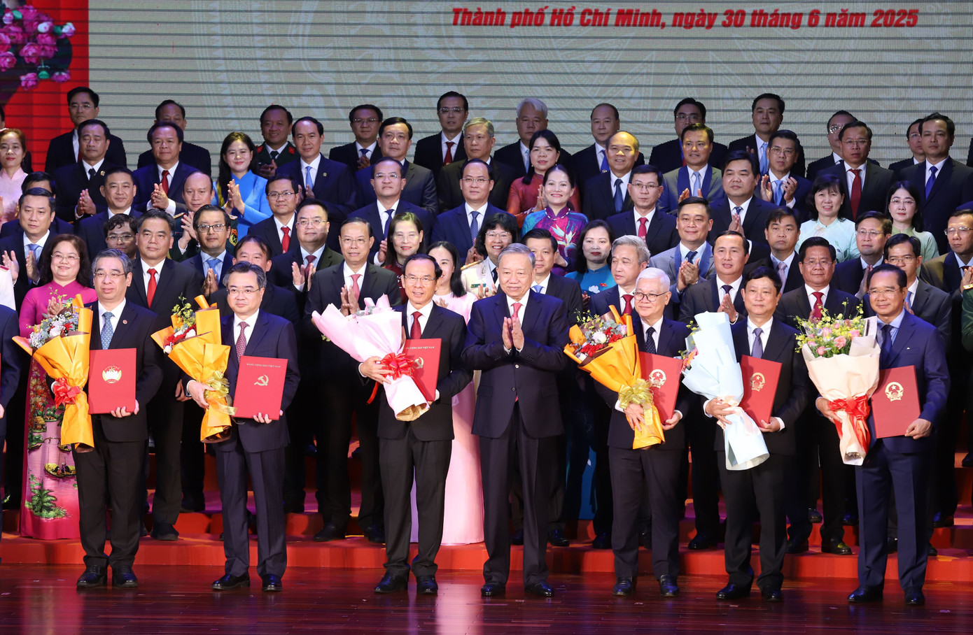 Tổng Bí thư Tô Lâm trao các nghị quyết, quyết định của Trung ương về việc thành lập TPHCM mới và chỉ định nhân sự của thành phố. Tổng Bí thư Tô Lâm trao các nghị quyết, quyết định của Trung ương về việc thành lập TPHCM mới và chỉ định nhân sự của thành phố.