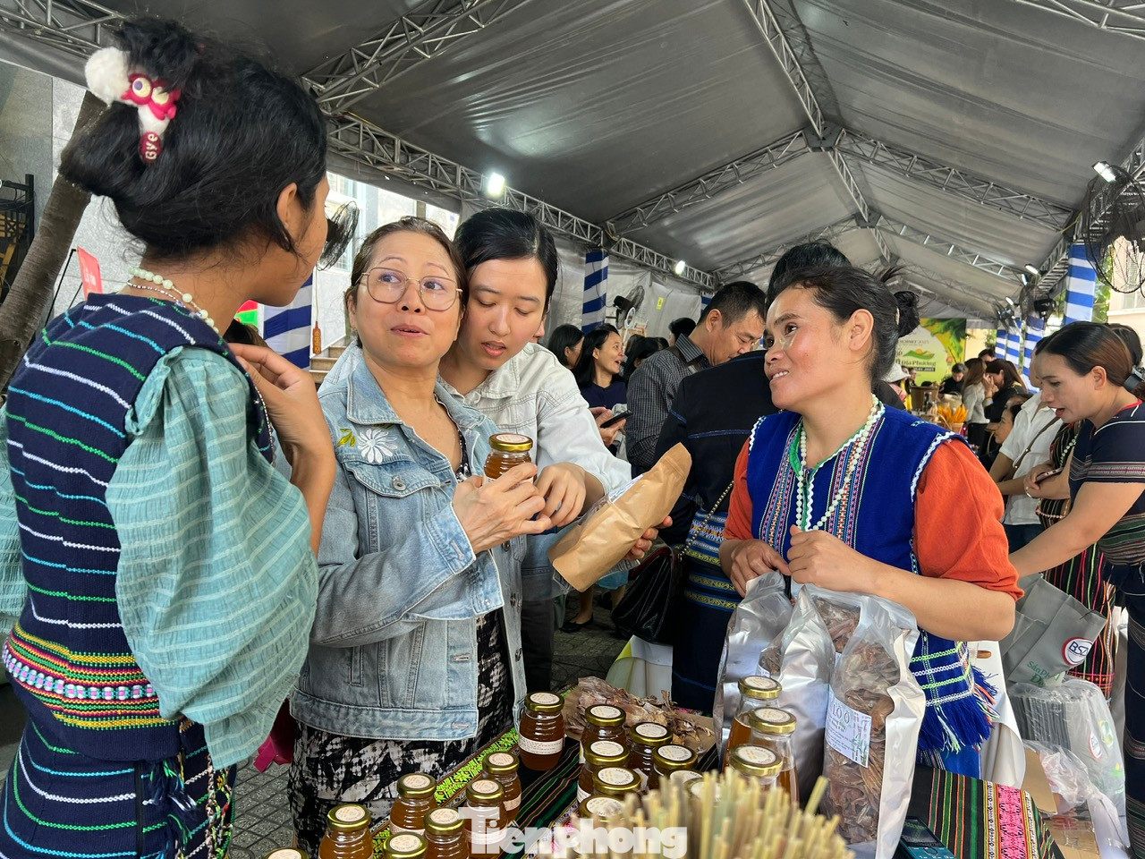 Người bán cũng tỏ ra bất ngờ khi được khách hàng TPHCM ủng hộ đông đến vậy Người bán cũng tỏ ra bất ngờ khi được khách hàng TPHCM ủng hộ đông đến vậy