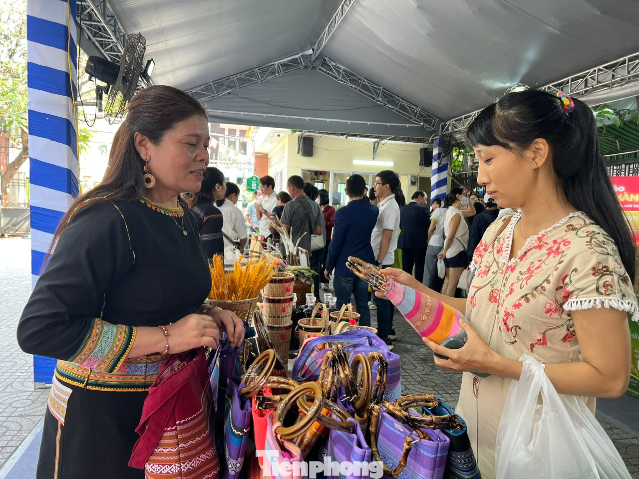 Một nữ khách hàng "phải lòng" các sản phẩm túi làm thủ công từ thổ cẩm Một nữ khách hàng "phải lòng" các sản phẩm túi làm thủ công từ thổ cẩm