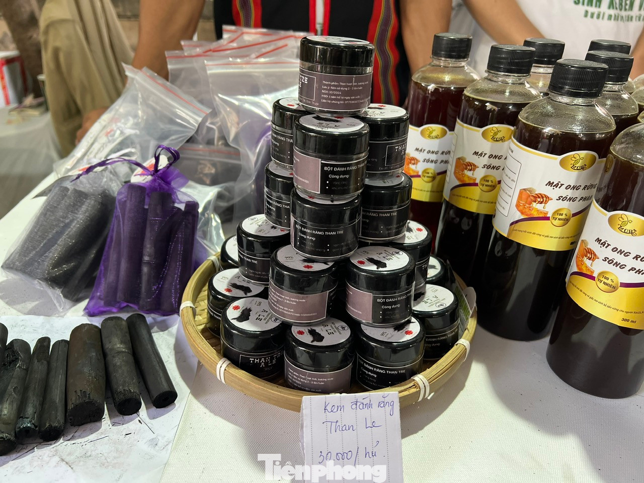 Kem đánh răng từ than le, giá 30.000 đồng/hũ Kem đánh răng từ than le, giá 30.000 đồng/hũ