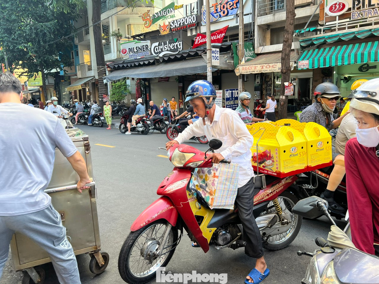 Khách mua heo vịt quay số lượng nhiều còn được giao hàng tận nơi.