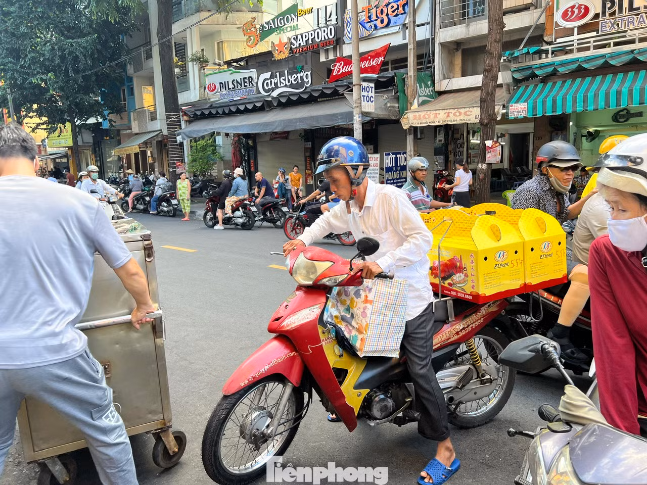 Khách mua heo vịt quay số lượng nhiều còn được giao hàng tận nơi.