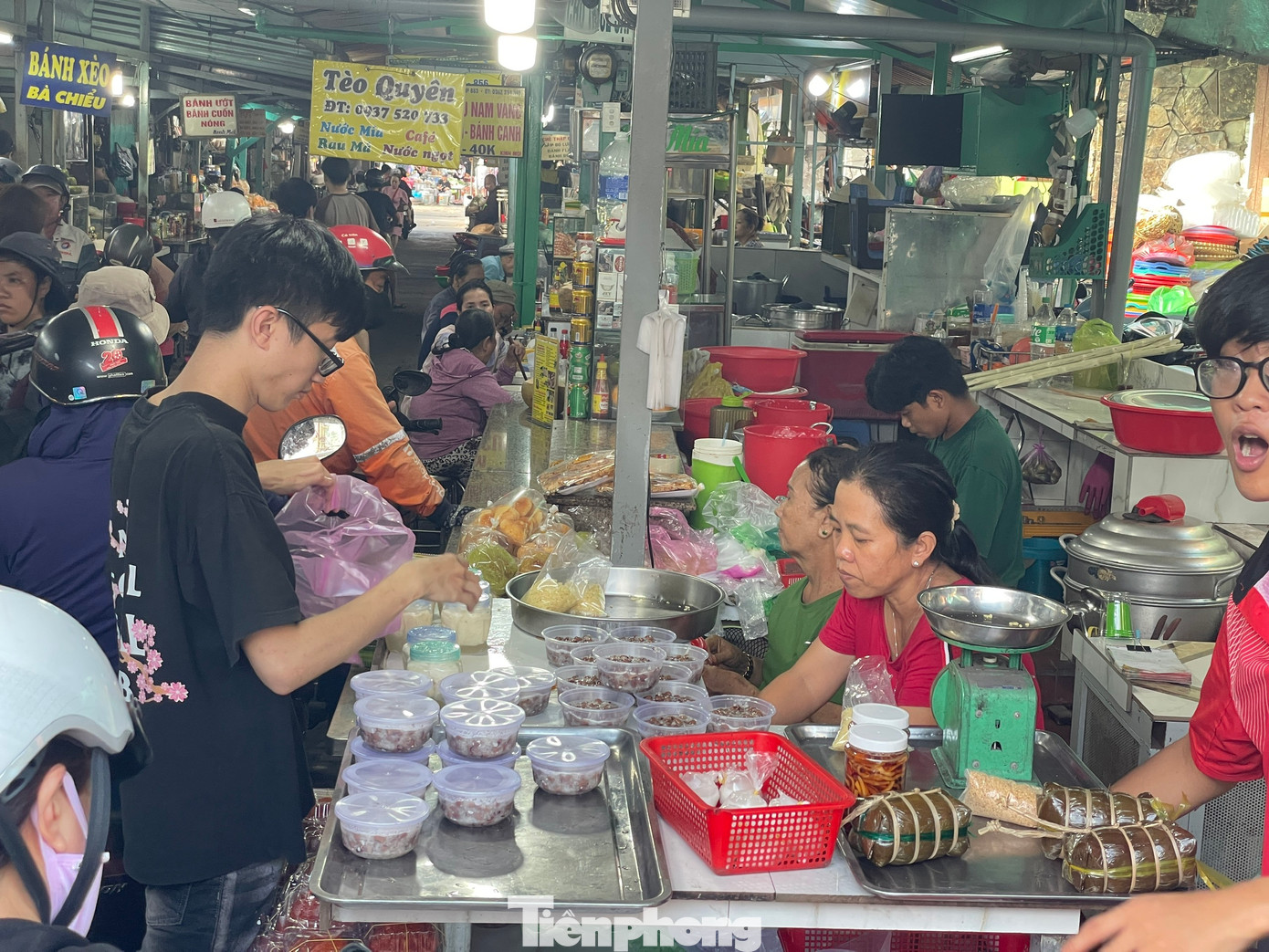 Trong ngày này, các loại chè, cơm rượu cũng tấp nập khách, giá từ 50.000 đồng/hộp