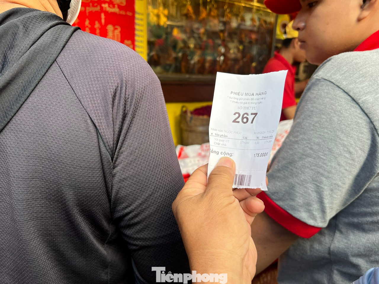 Bốc số xếp hàng chờ mua heo, vịt quay