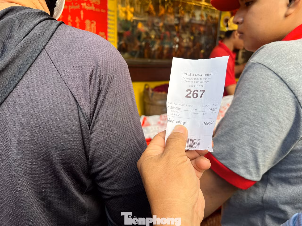 Bốc số xếp hàng chờ mua heo, vịt quay