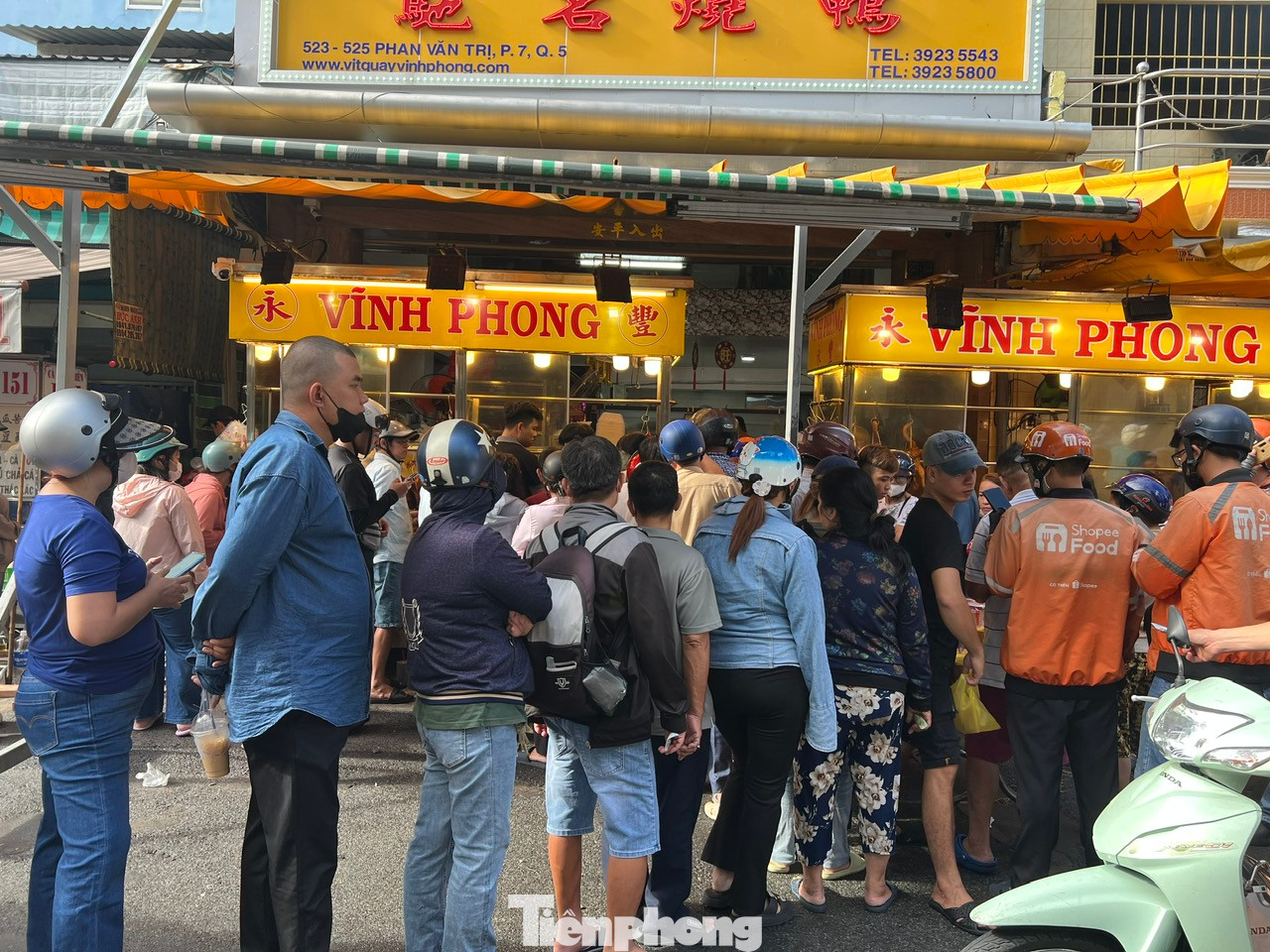 Trên đường Bùi Hữu Nghĩa, Phan Văn Trị (quận 5, TPHCM), dòng người xếp hàng dài chờ mua heo quay, vịt quay ở những tiệm nổi tiếng. Có người chờ đợi đến 30 phút.